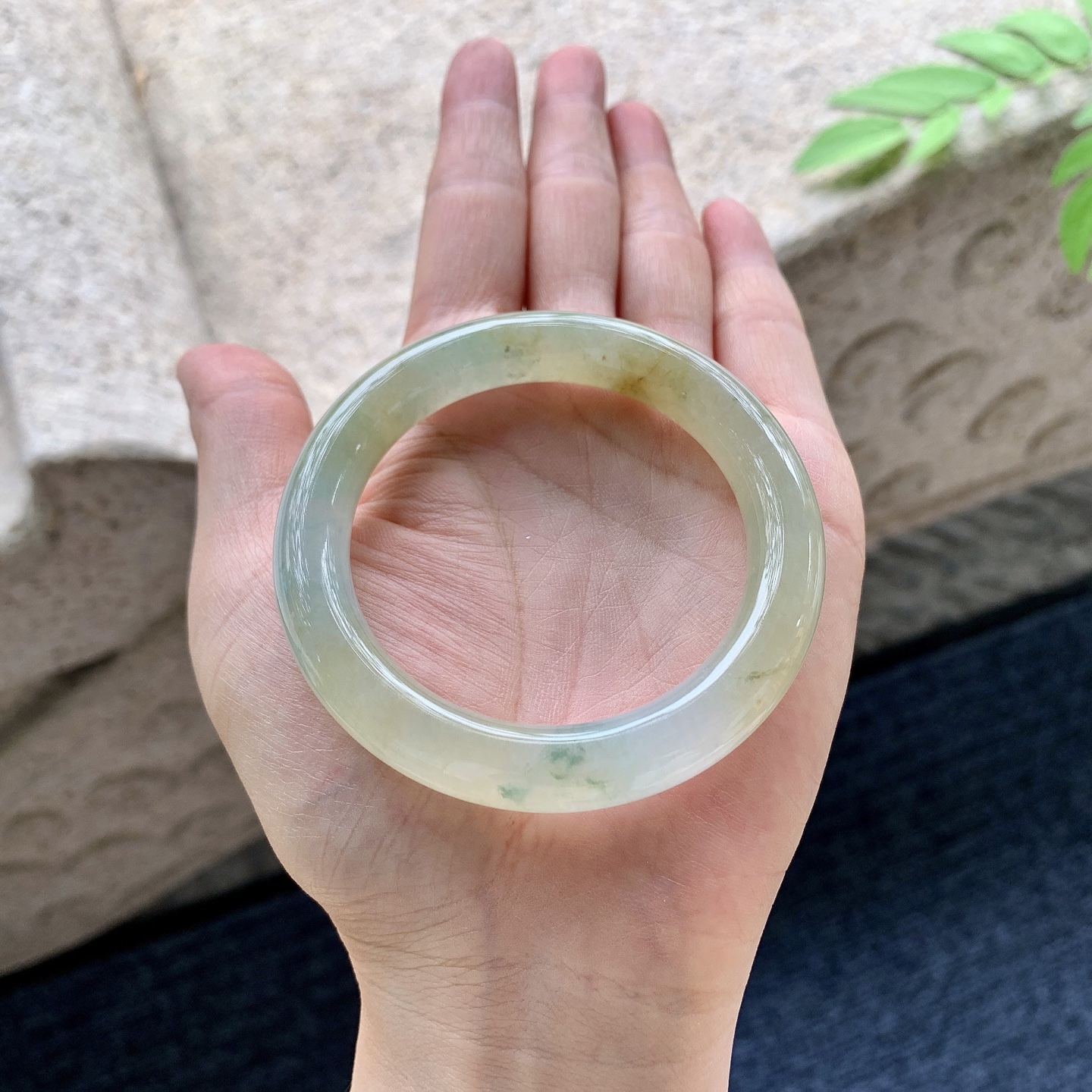 圆条49 50，圈口50.5/10.2/9.8，编码B2081757，糯冰黄翡飘花，水润，种老，细腻，打灯有纹线。
