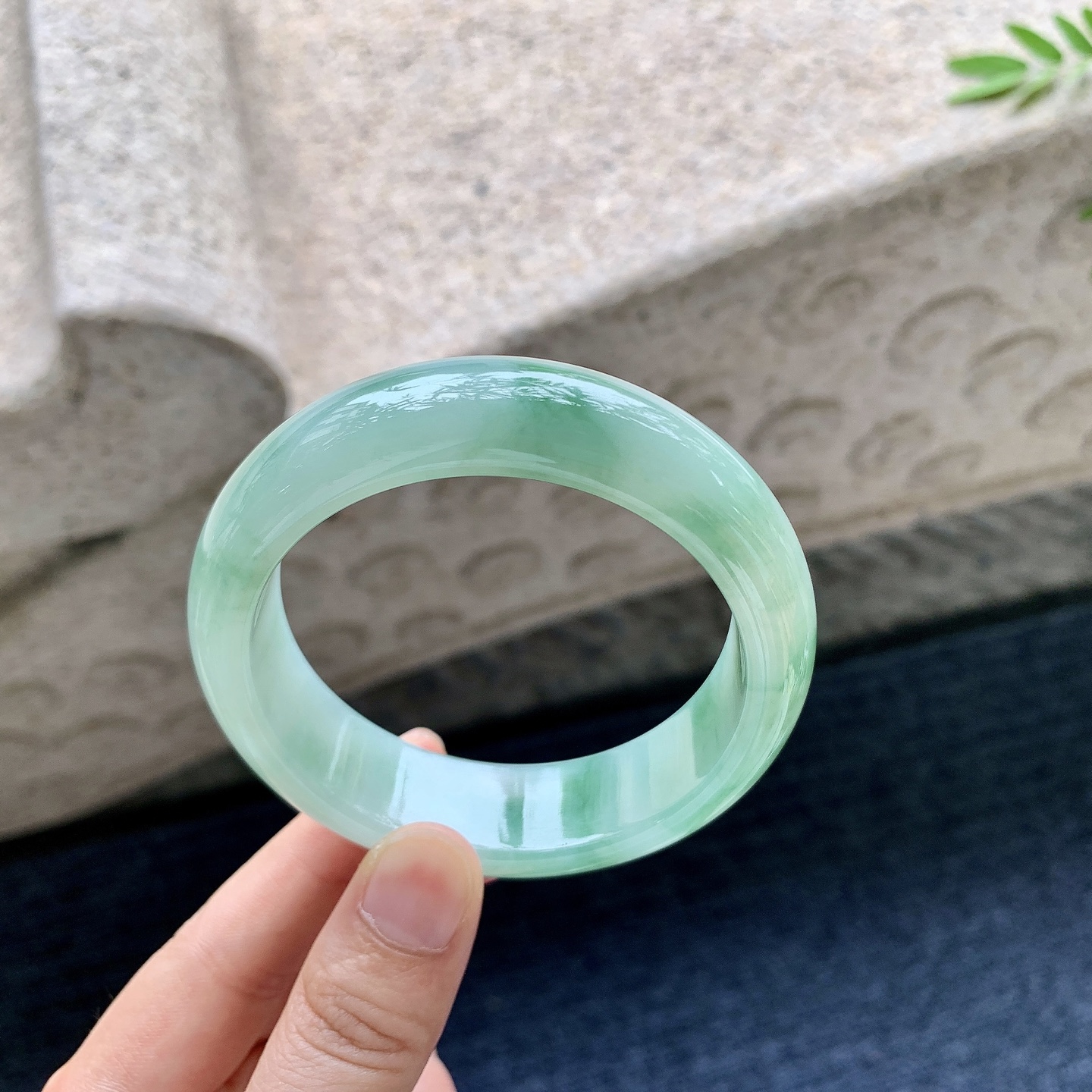 正圈55 56，圈口56.5/16.6/8.6，编码WW081823，糯冰飘绿，宽版，水润，种老，细腻，无裂。
