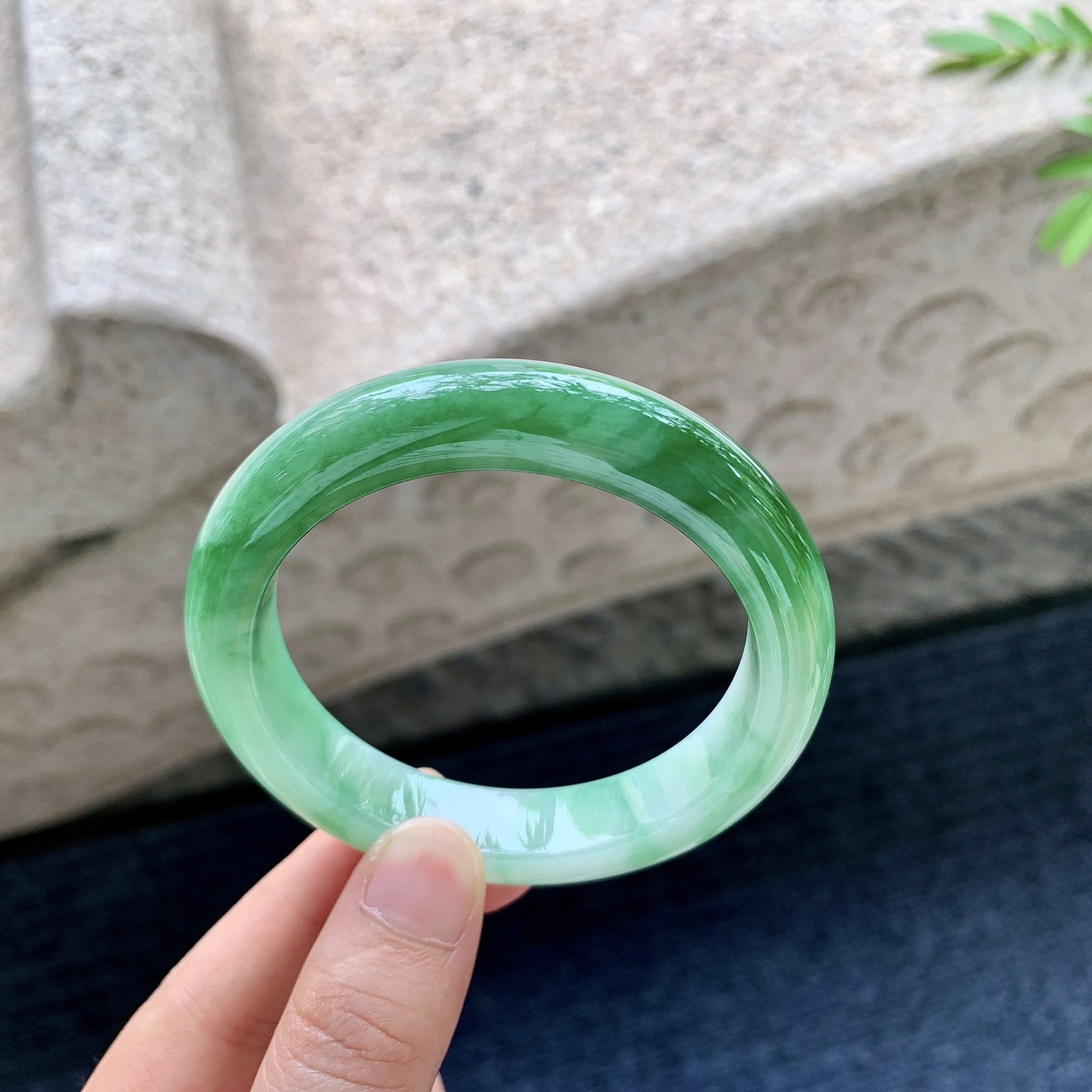 正圈54 55，圈口55.2/11.9/8.8，编码WW081825，糯冰飘绿，水润，种老，细腻，打灯有絮线