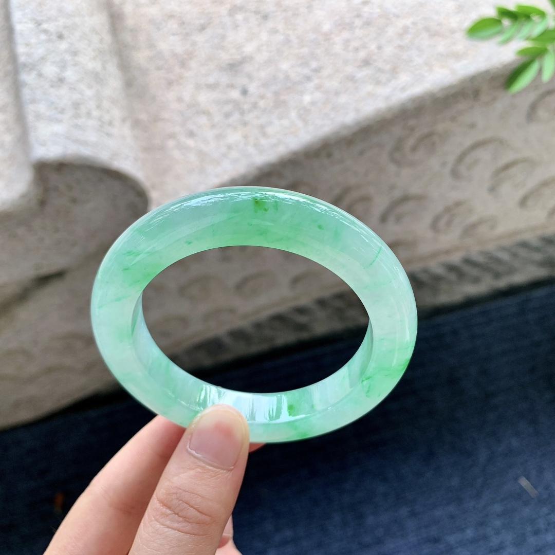 正圈53 54，圈口54.5/11.1/10.2，编码B2052139，描述冰糯飘绿，水润，种老，细腻，打灯有絮线