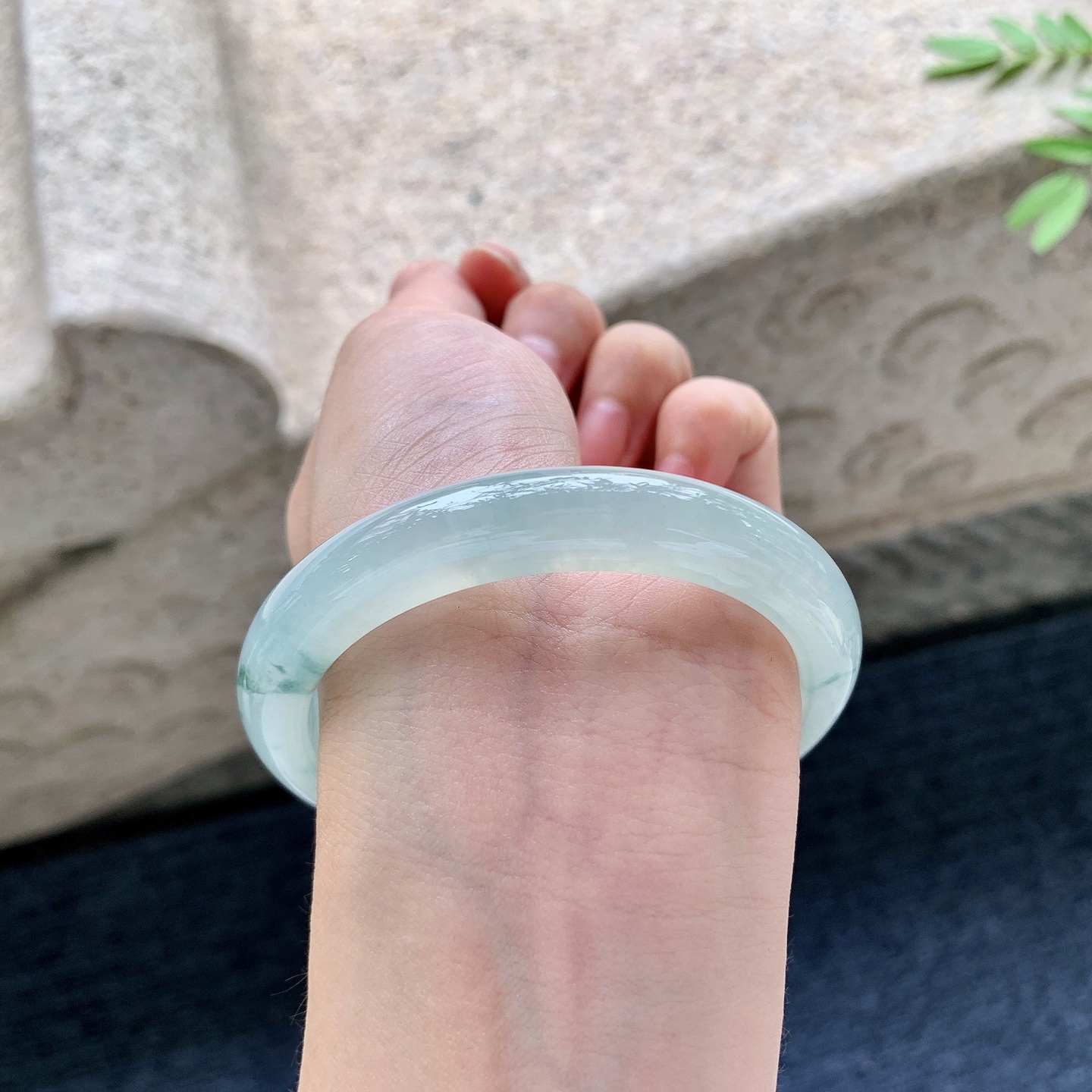 正圈55 56，圈口55.8/10.1/8，编码HJ081821，糯冰飘花，水润，种老，细腻，无裂。