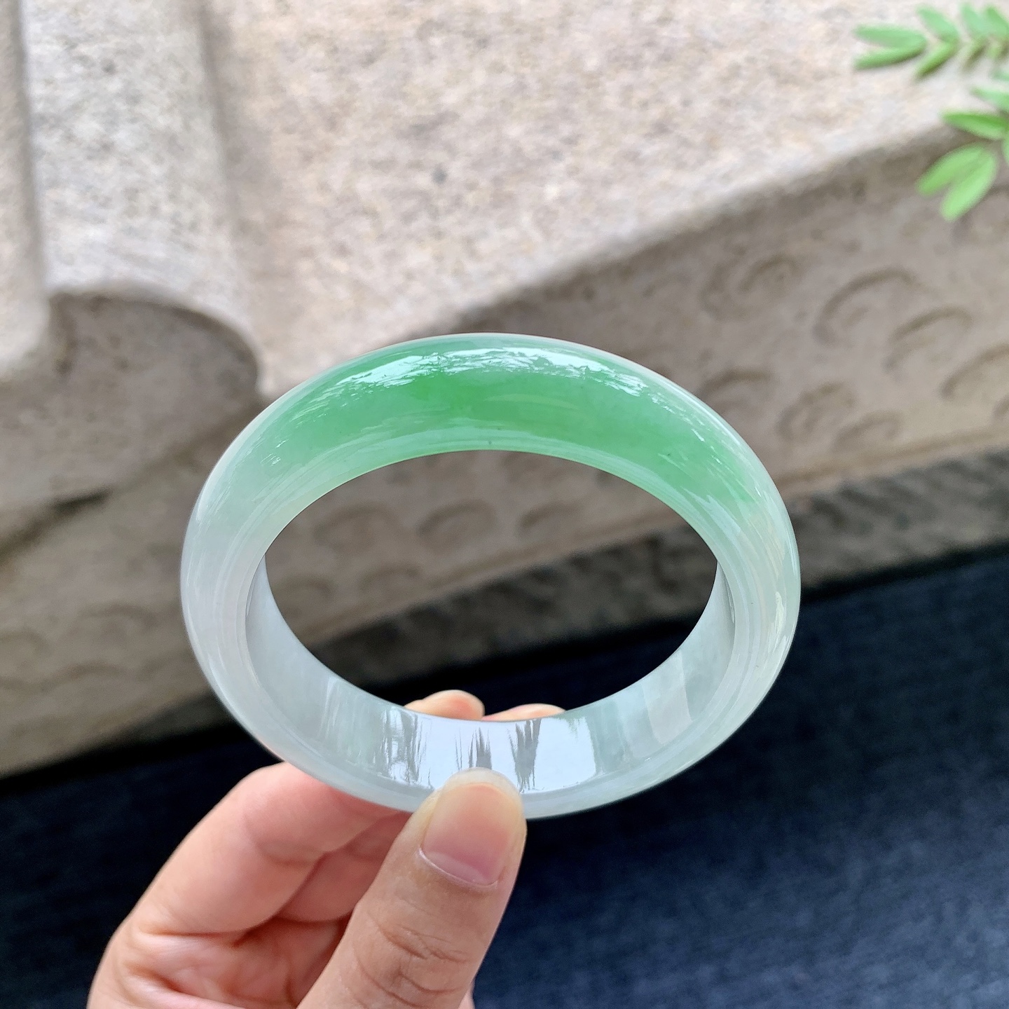 正圈55 56，圈口56.2/14.3/8.3，编码AD081805，糯冰飘绿，水润，种老，细腻，打灯有絮线