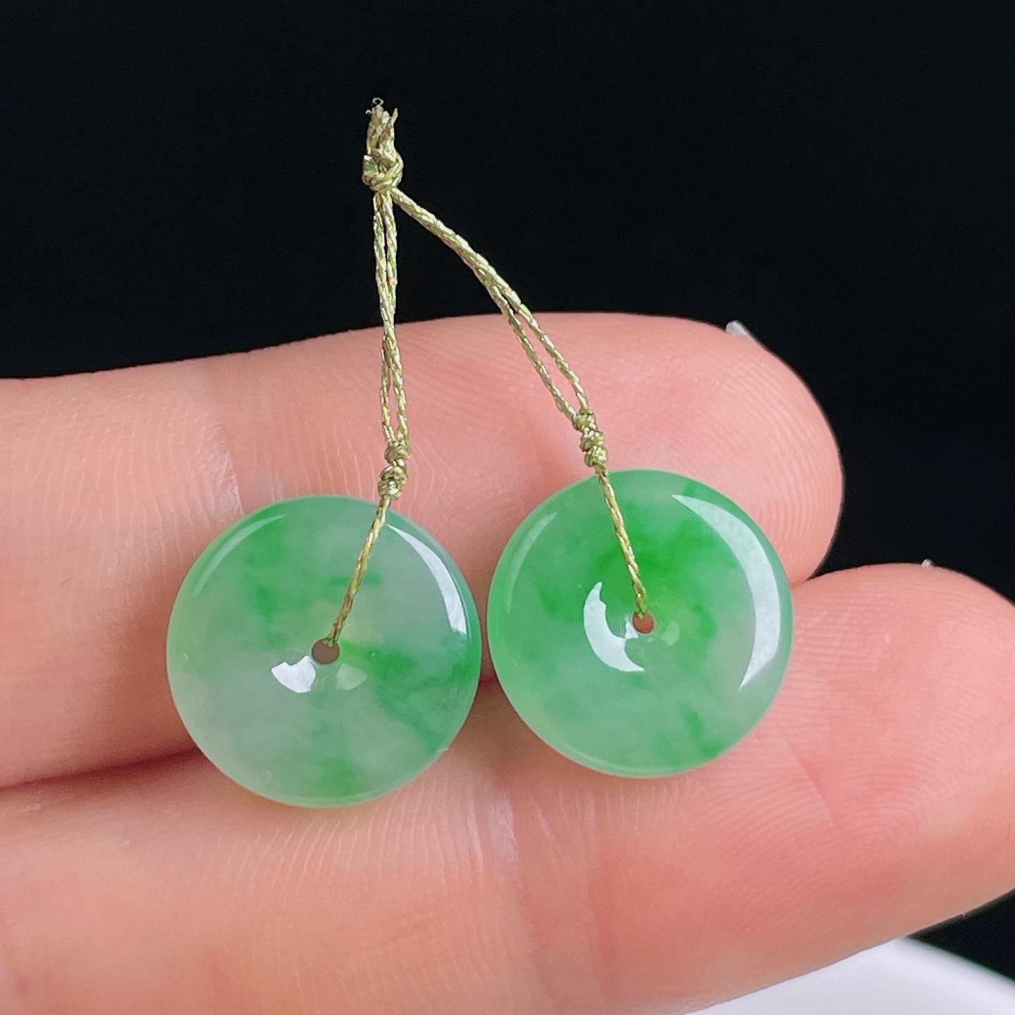 ️阳绿耳坠，老种起光，细底通透，尺寸：12.8/3.7mm0817