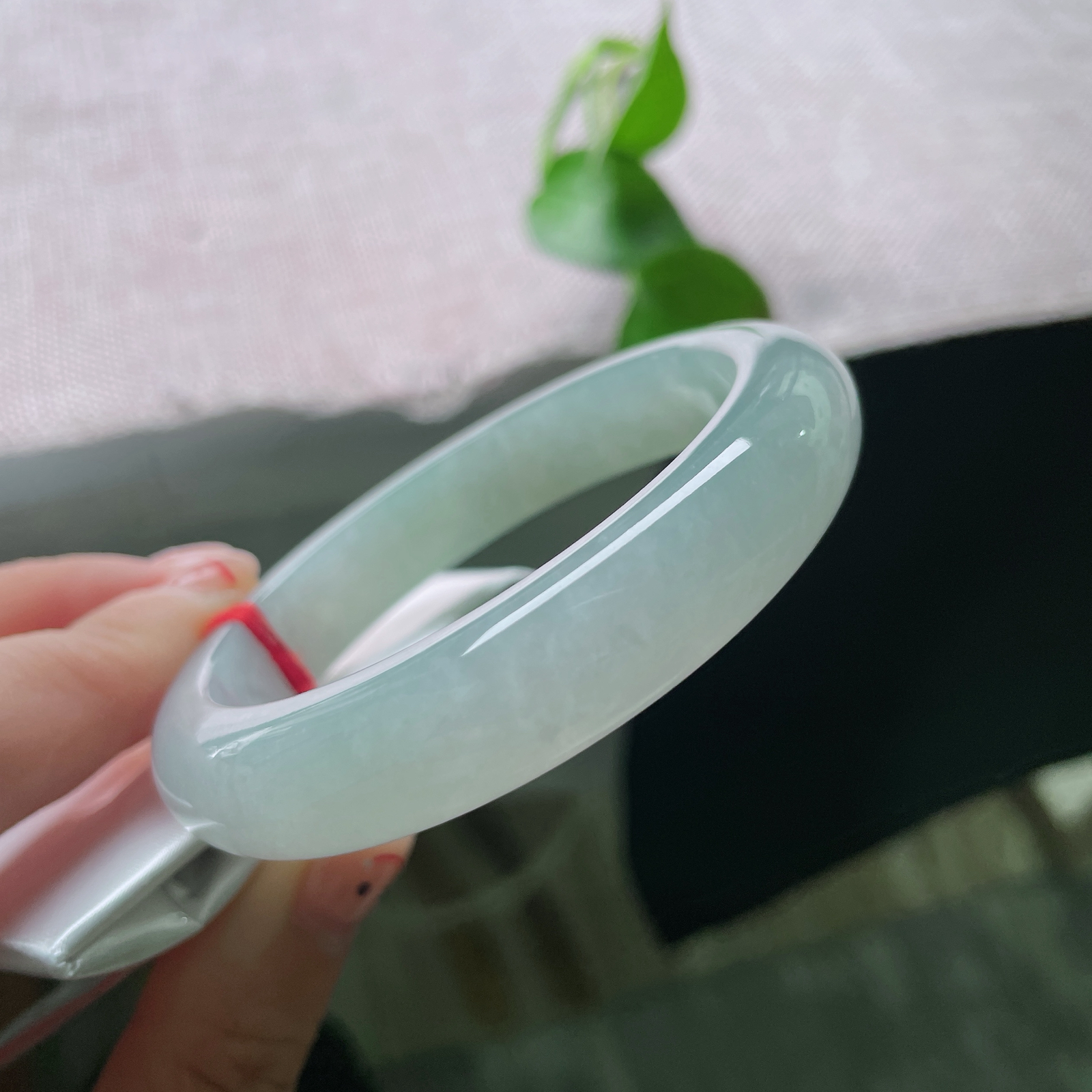 56.9/12.1/8.6，冰绿底正圈莹润晴水底玉镯通透起光，柔光萦绕，自带温润珠光宝气ss57173a