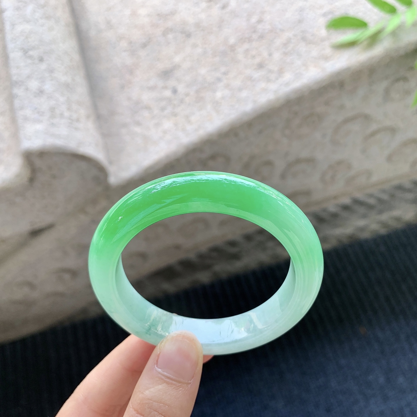 正圈51 52，圈口52.1/11.5/8.7，编码N2081704，描述辣阳绿，水润，种老，细腻，打灯有棉线