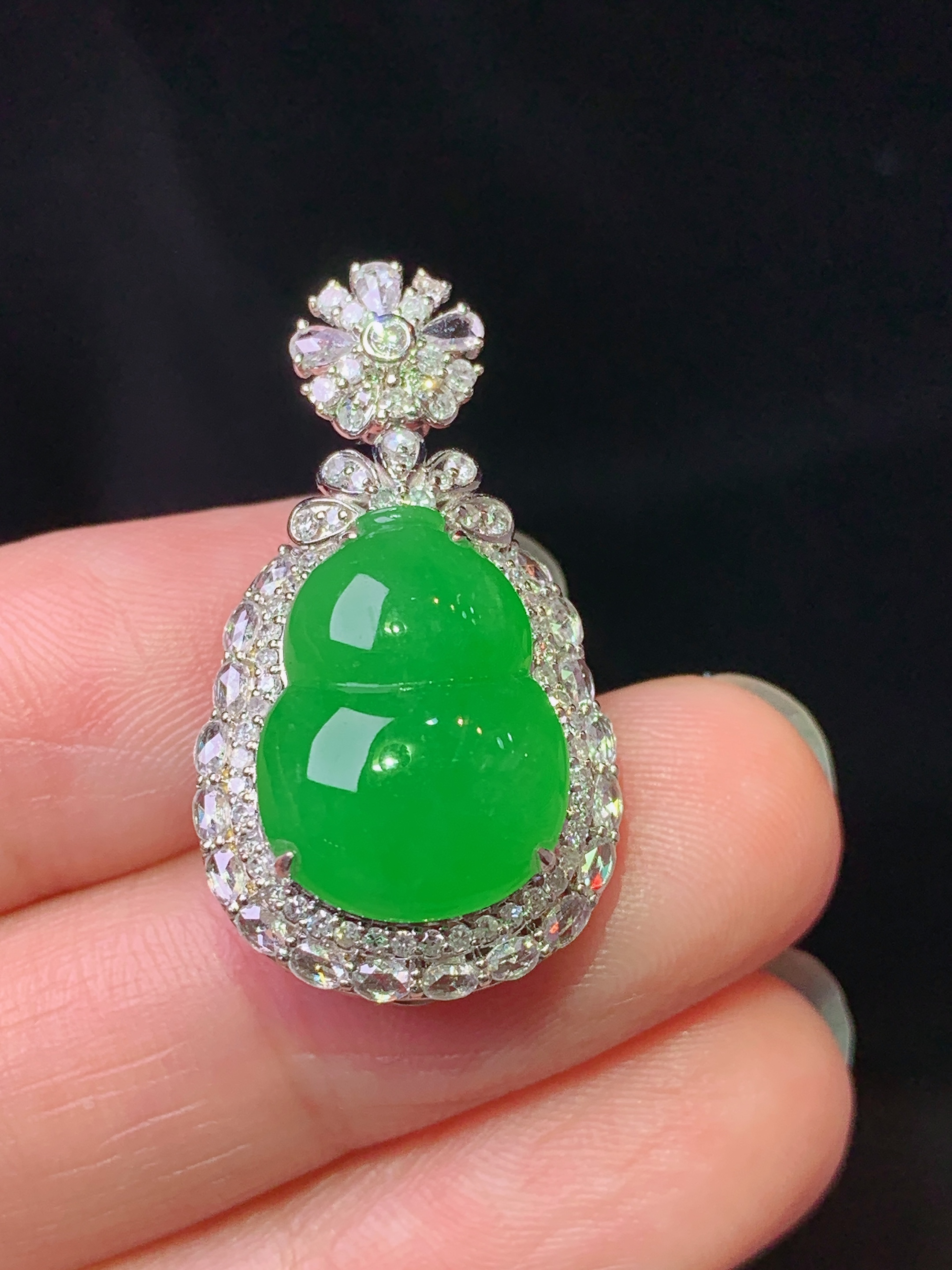 18k金钻镶嵌满绿葫芦吊坠 玉质细腻 色泽艳丽清新 水润亮眼 整体尺寸29*16.2*10.2 h1
