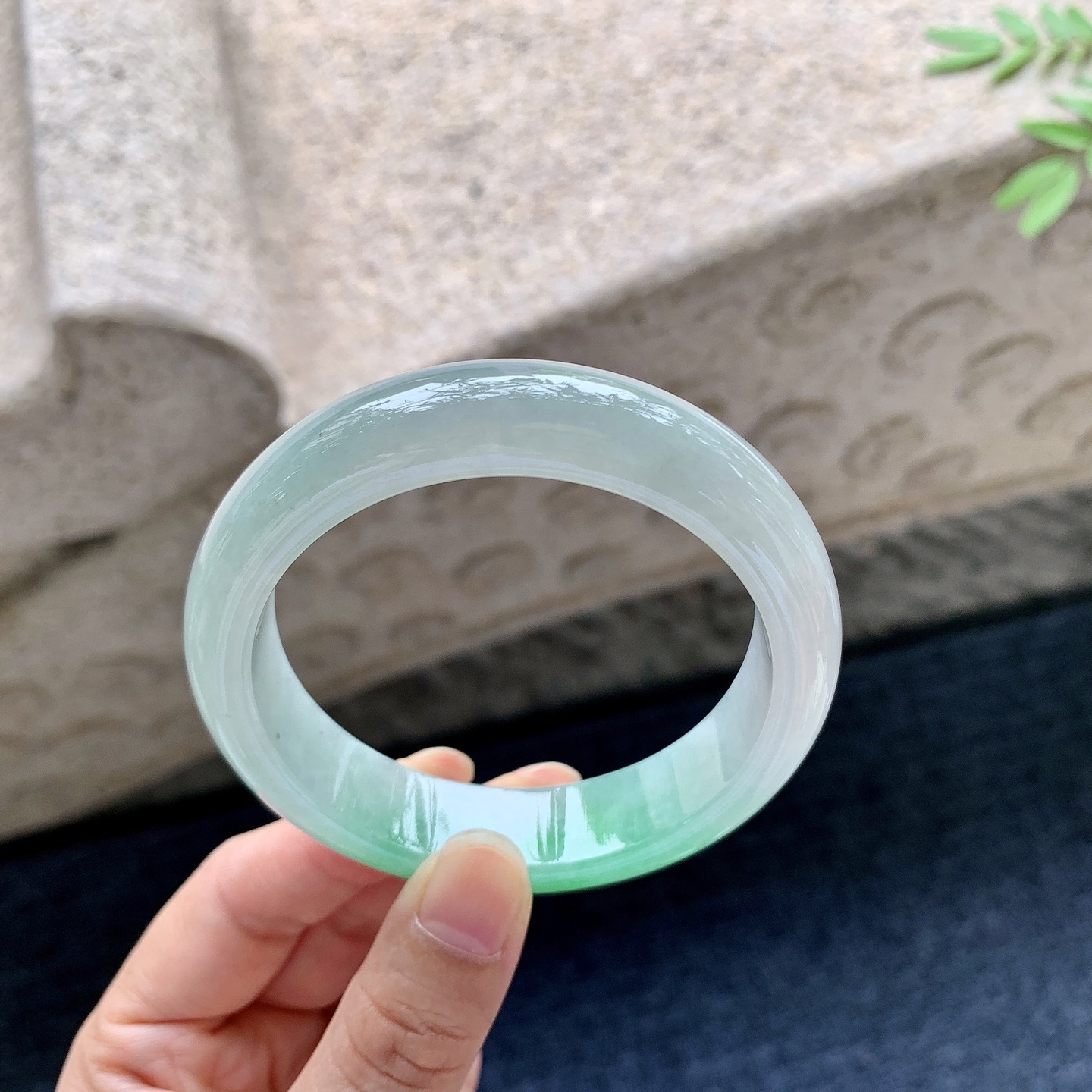 正圈55 56，圈口56.2/14.3/8.3，编码AD081805，糯冰飘绿，水润，种老，细腻，打灯有絮线