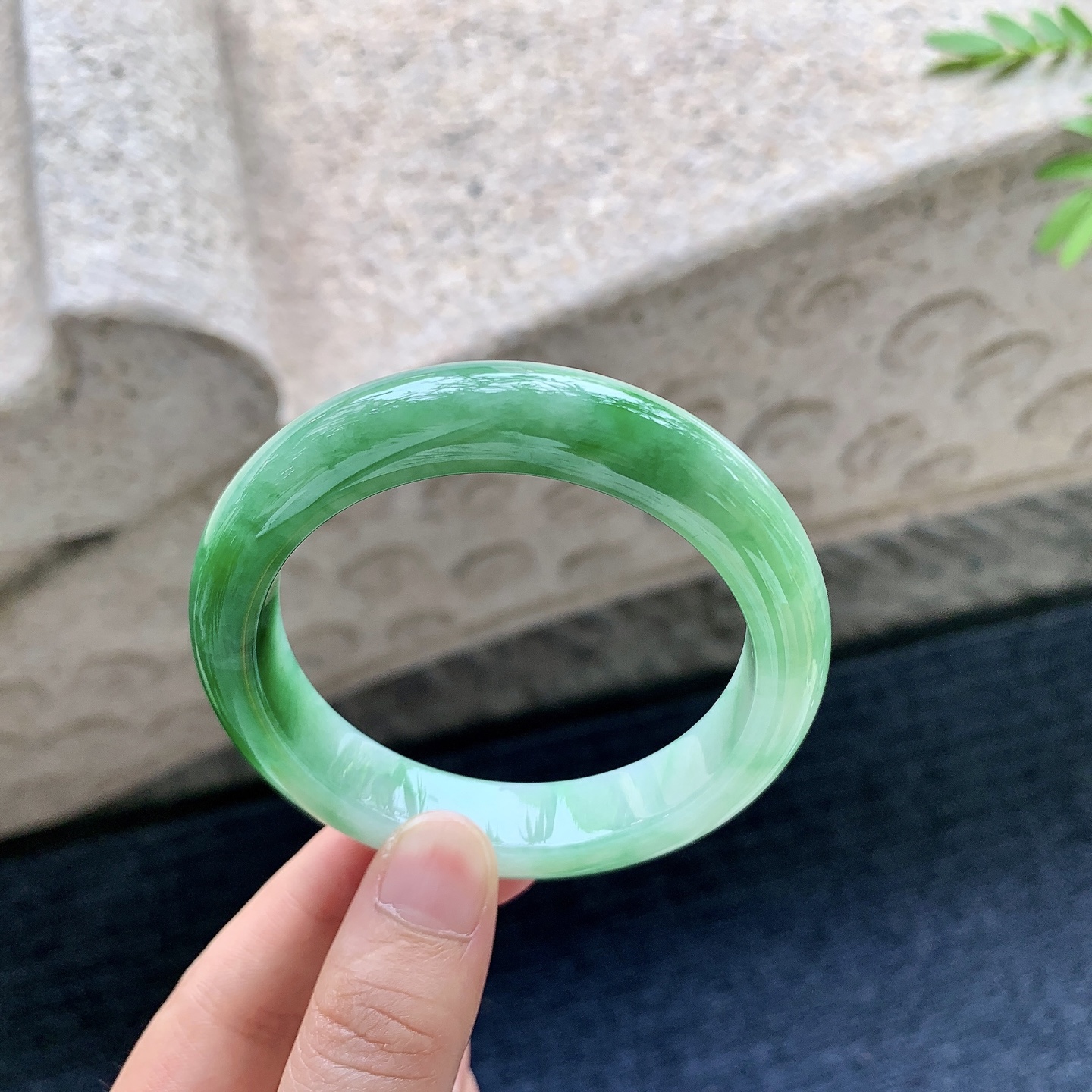 正圈54 55，圈口55.2/11.9/8.8，编码WW081825，糯冰飘绿，水润，种老，细腻，打灯有絮线
