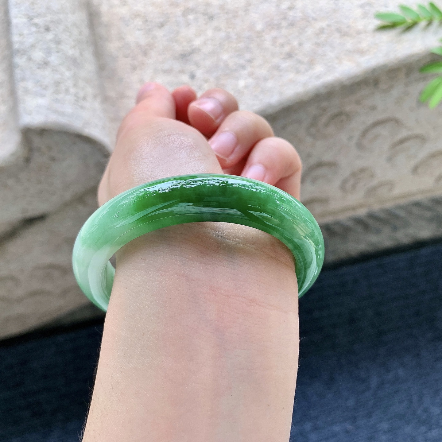 正圈54 55，圈口55.2/11.9/8.8，编码WW081825，糯冰飘绿，水润，种老，细腻，打灯有絮线