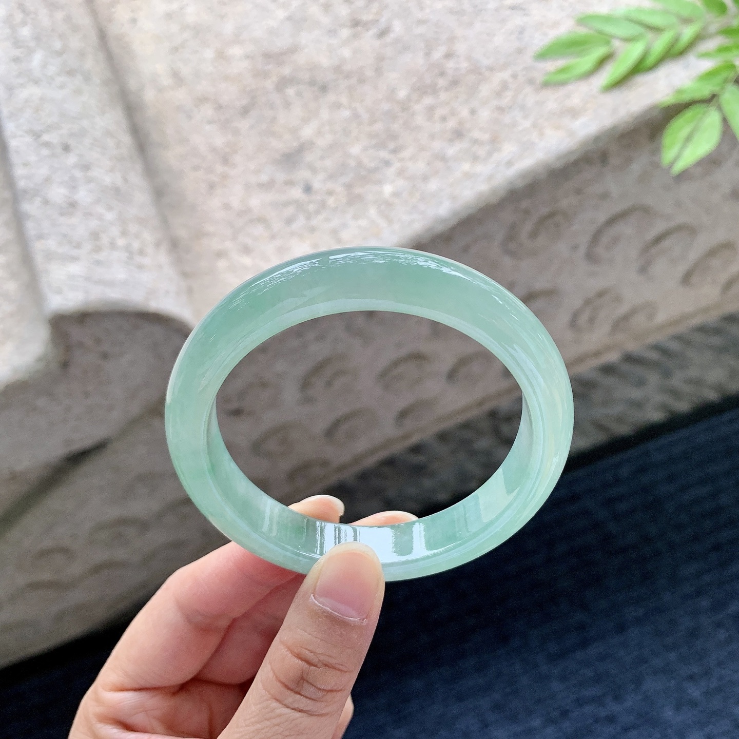 正圈56 57，圈口57.7/11.7/8.1，编码FL050689，糯冰绿底，水润，种老，细腻，打灯有絮线