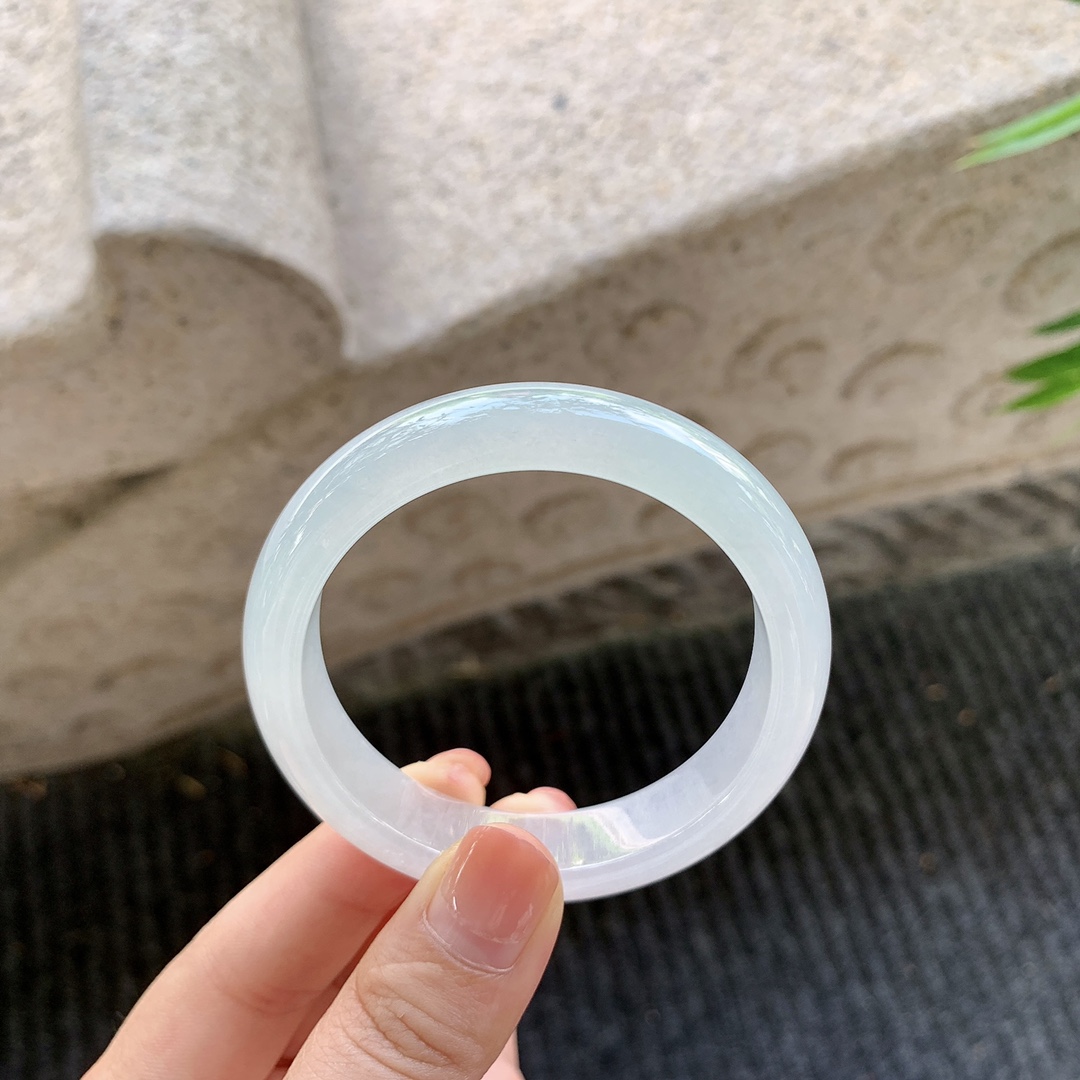 正圈49 50，圈口50.7/12.2/7.3，编码FL081594，糯冰底色，水润，种老，细腻，有纹线