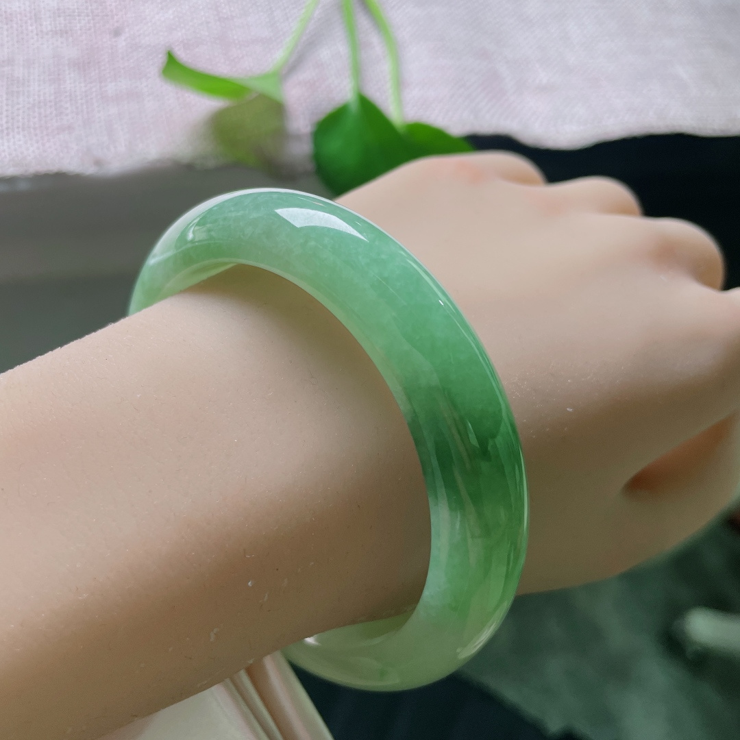 58.3/13.3/9.1，绿底正圈，一点晶体纹，一半清浅柔和，一半沉翠浓郁，色调缓缓交融，水光温润流转，自带沉静大气的东方意境。ss56762a