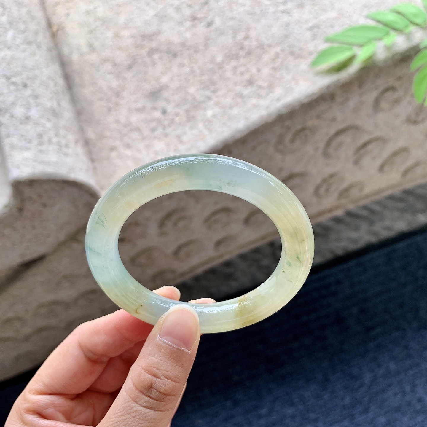 圆条49 50，圈口50.5/10.2/9.8，编码B2081757，糯冰黄翡飘花，水润，种老，细腻，打灯有纹线。