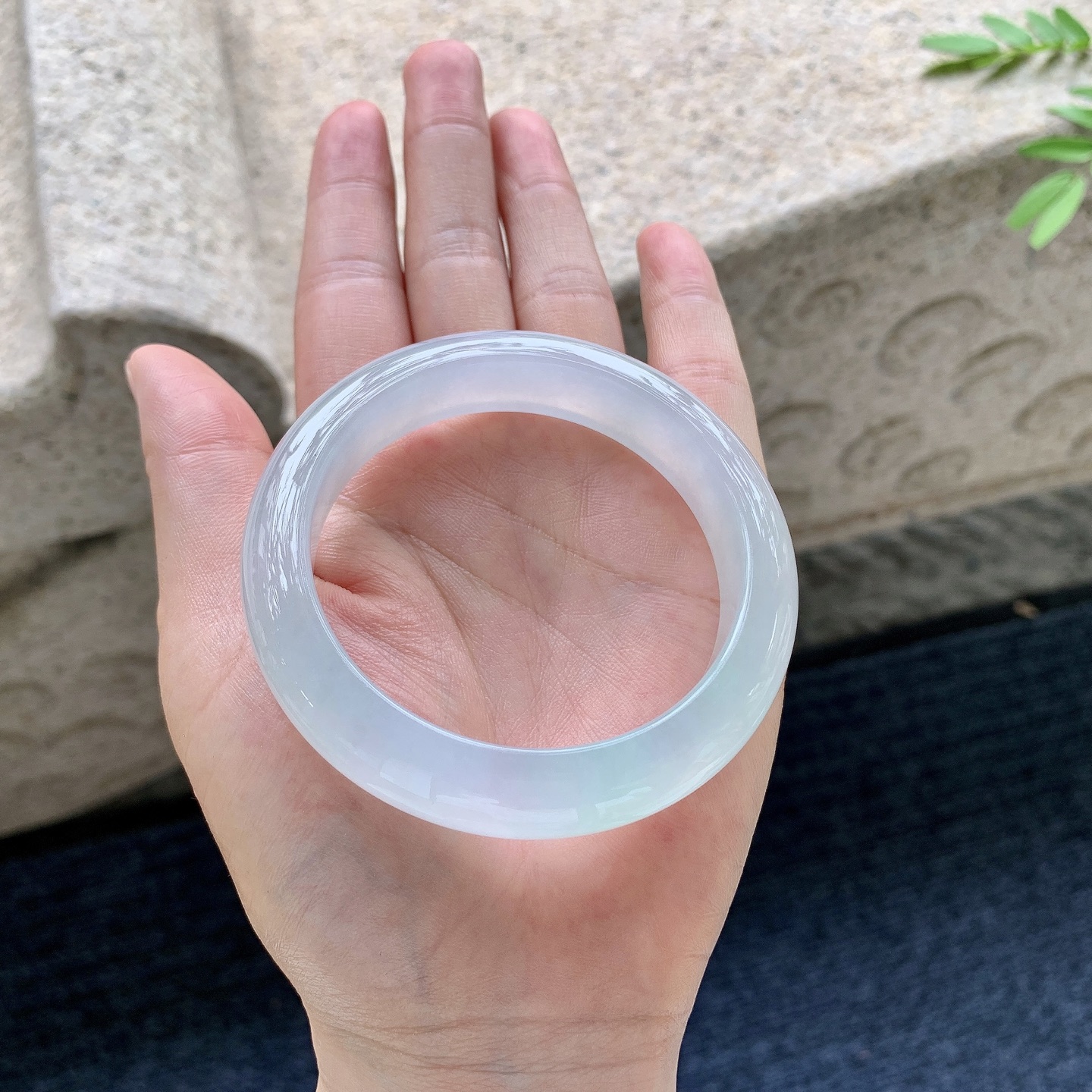 正圈54 55，圈口54.7/12.7/8.8，编码HT081802，糯冰晴绿，水润，种老，细腻，打灯有絮线
