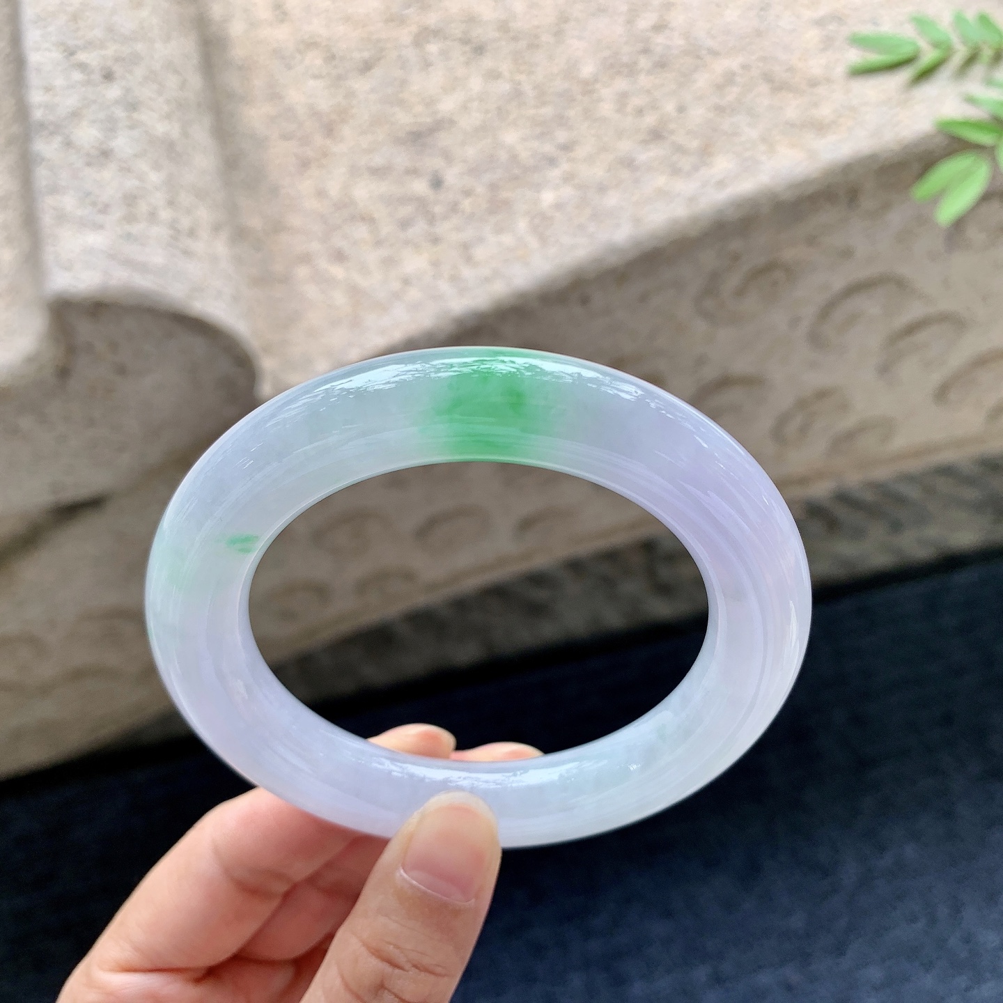 圆条56 57，圈口57.3/11.9/11.8，编码DZ081812，糯冰椿彩，水润，种老，细腻，打灯有絮线