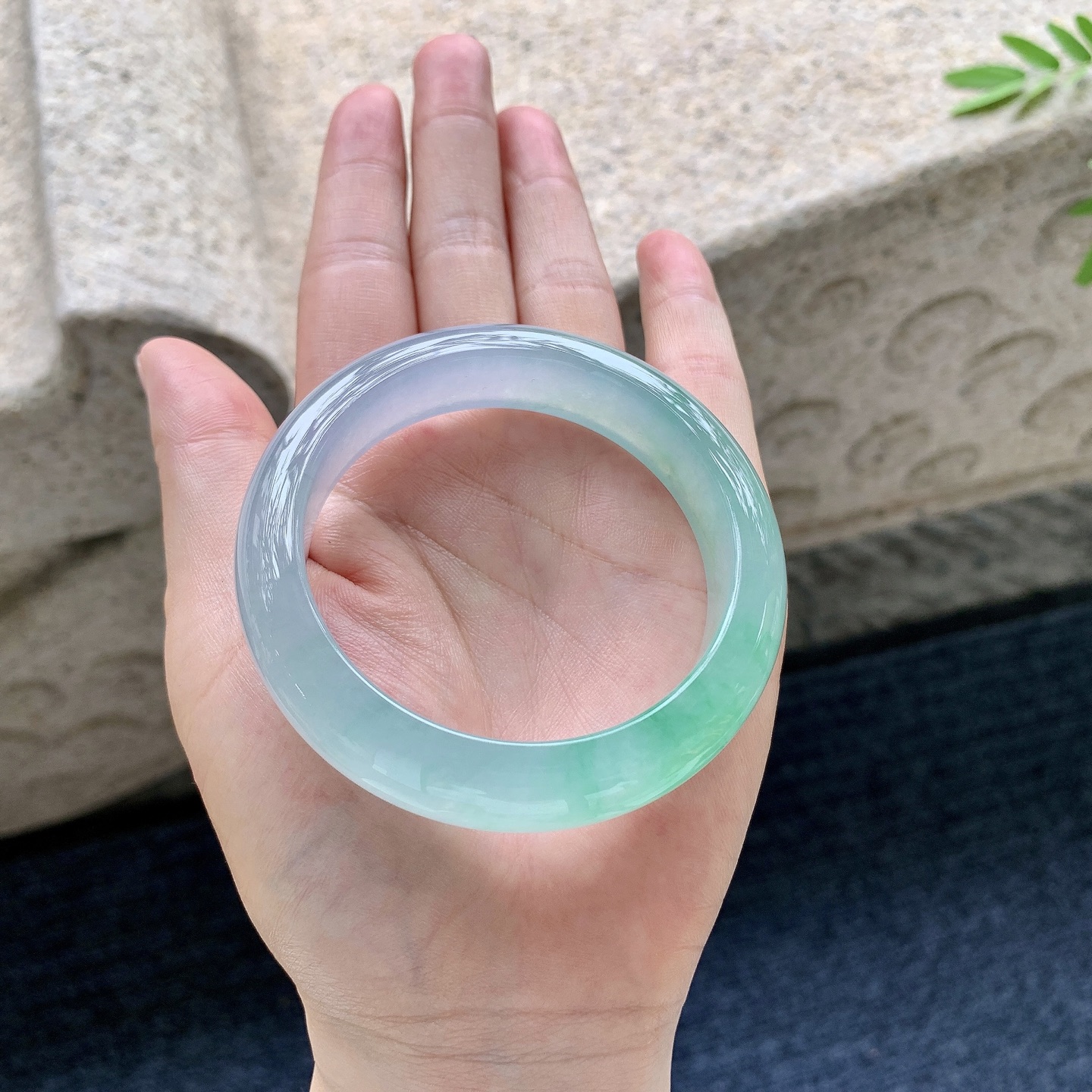 正圈53 54，圈口53.6/13.4/8.7，编码XY081833，糯冰飘绿，水润，种老，细腻，打灯有絮线