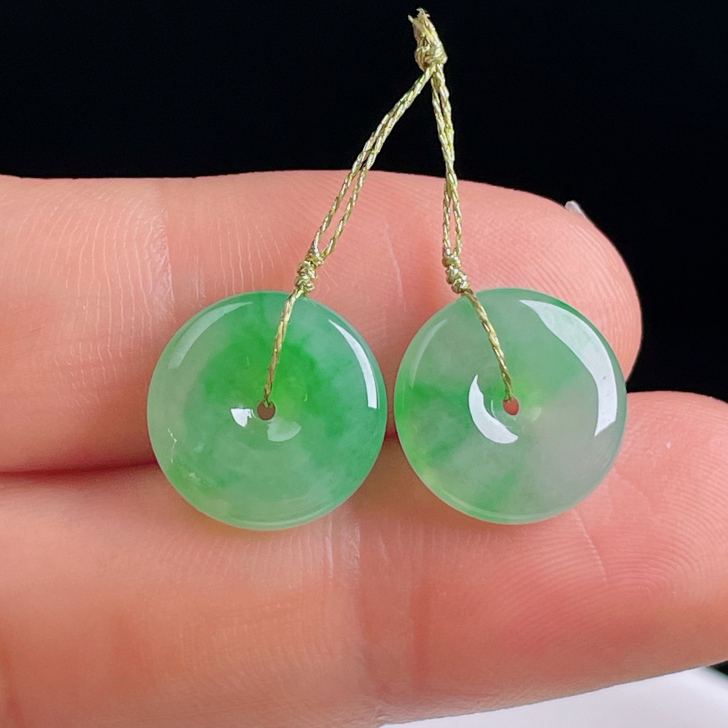 ️阳绿耳坠，老种起光，细底通透，尺寸：12.8/3.7mm0817