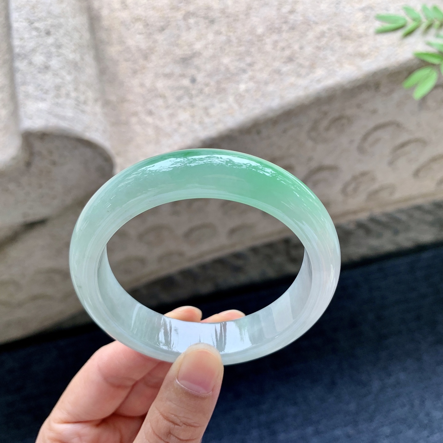 正圈55 56，圈口56.2/14.3/8.3，编码AD081805，糯冰飘绿，水润，种老，细腻，打灯有絮线