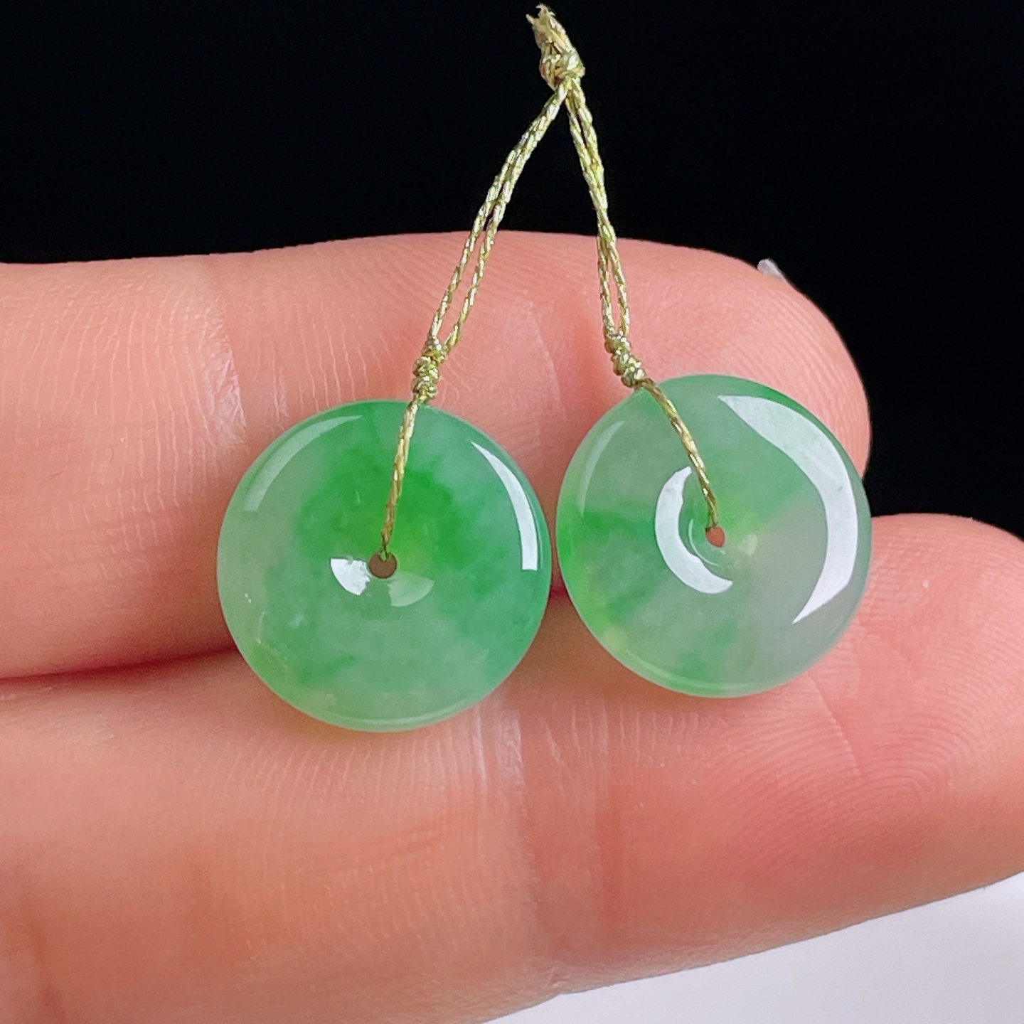 ️阳绿耳坠，老种起光，细底通透，尺寸：12.8/3.7mm0817