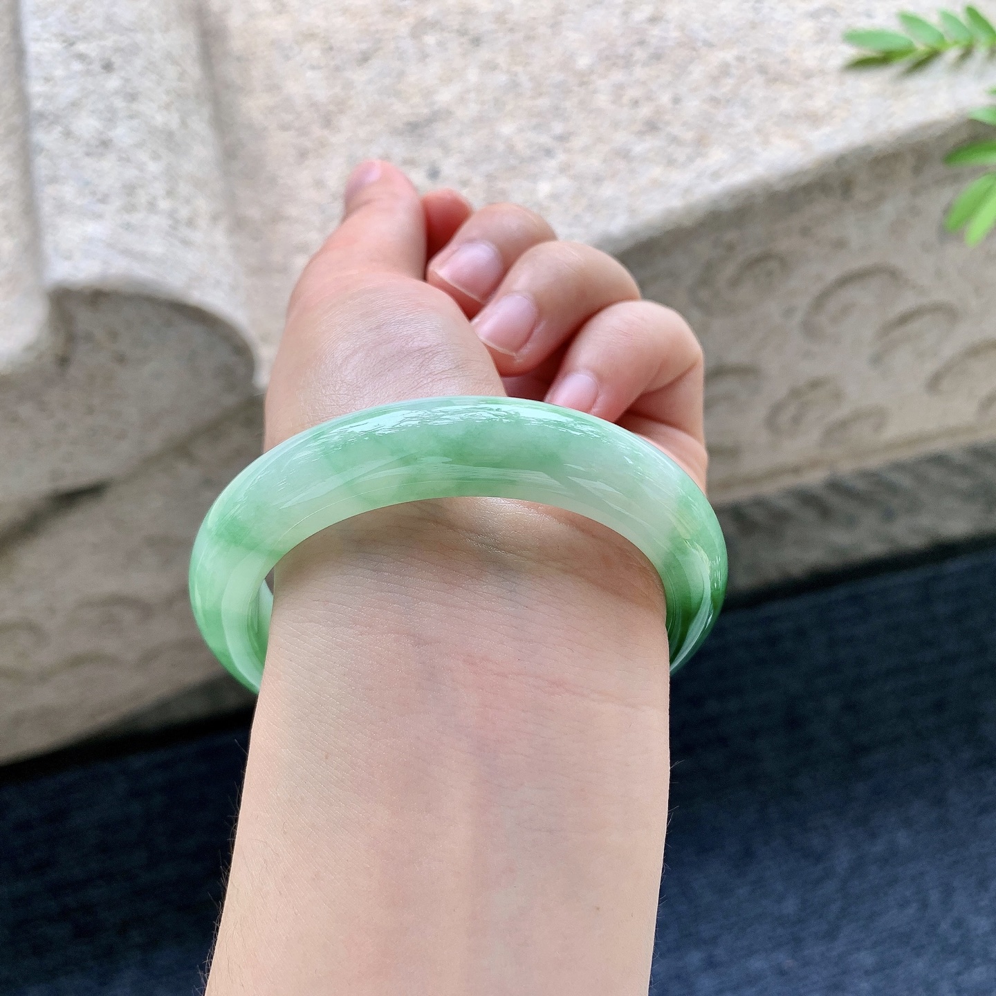 正圈54 55，圈口55.2/11.9/8.8，编码WW081825，糯冰飘绿，水润，种老，细腻，打灯有絮线