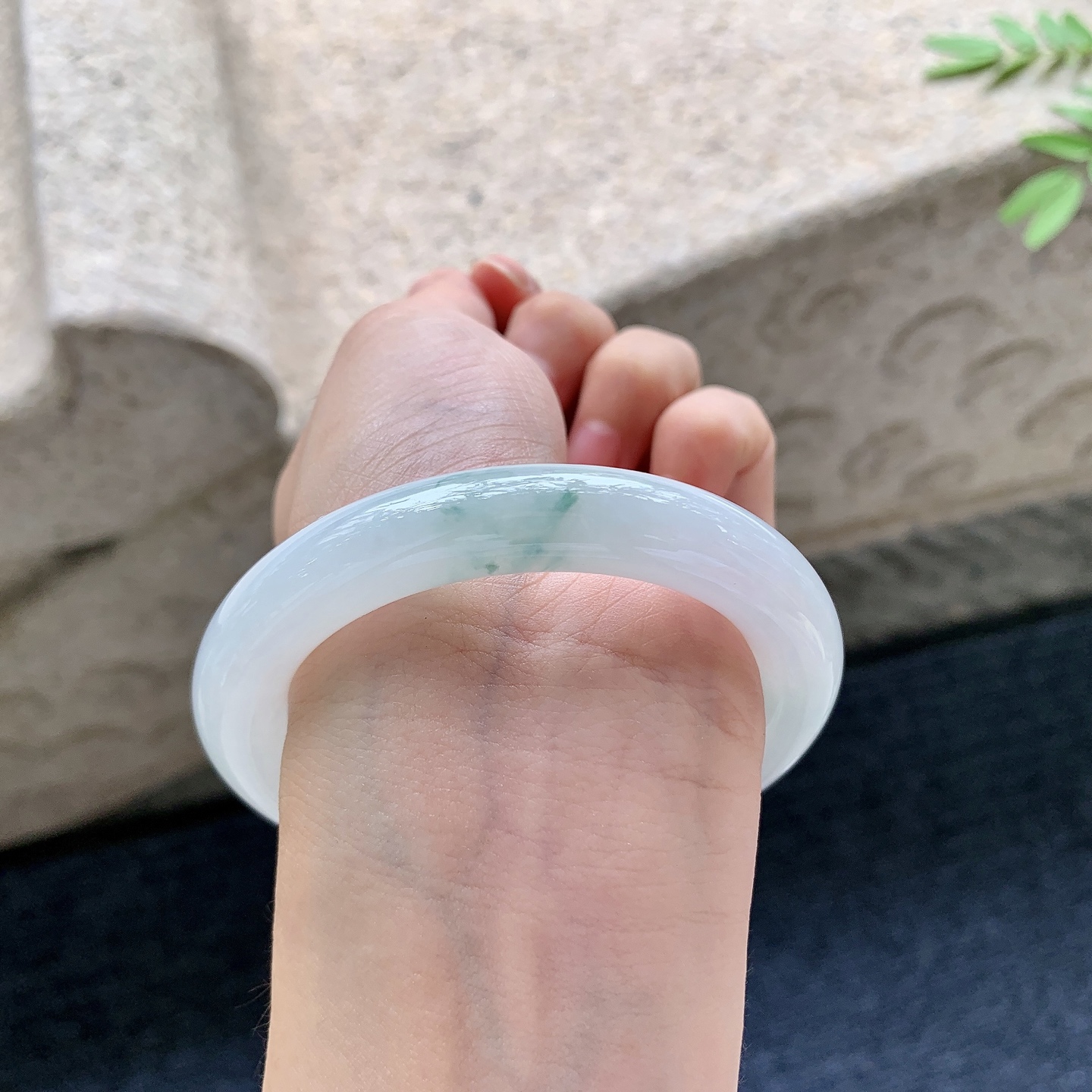 圆条54 55，圈口54.3/10.4/10.2，编码AD081807，细糯飘花，水润，种老，细腻，无裂。
