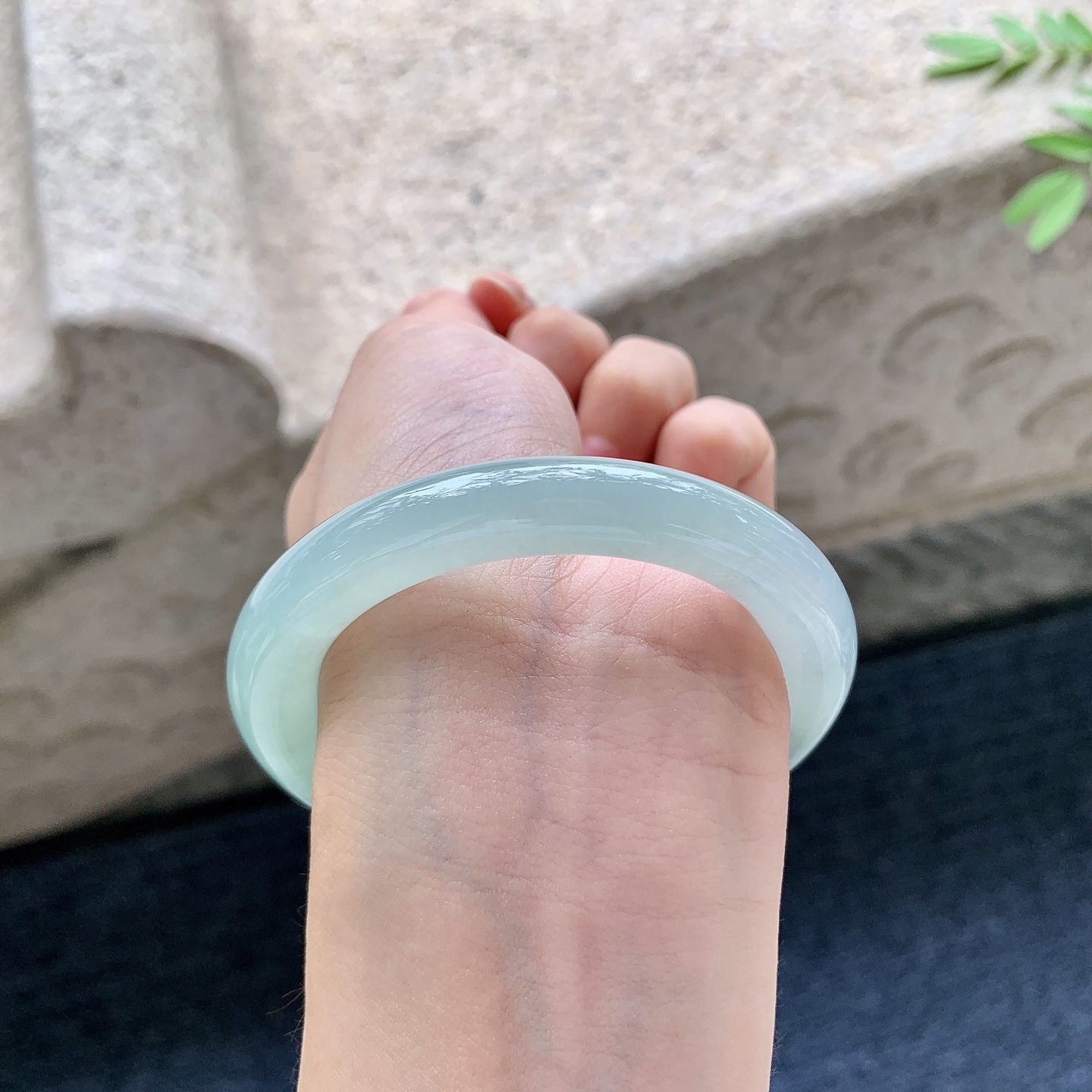 圆条51 52，圈口52.3/9.6/10，编码HJ081816，冰晴绿，清透，水润，种老，细腻，无裂。