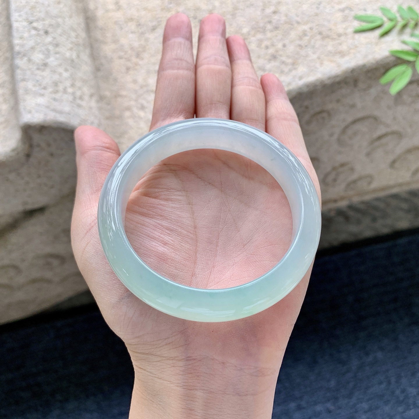 正圈56 57，圈口57.4/12.5/8.1，编码AD081808，糯冰晴绿，水润，种老，细腻，无