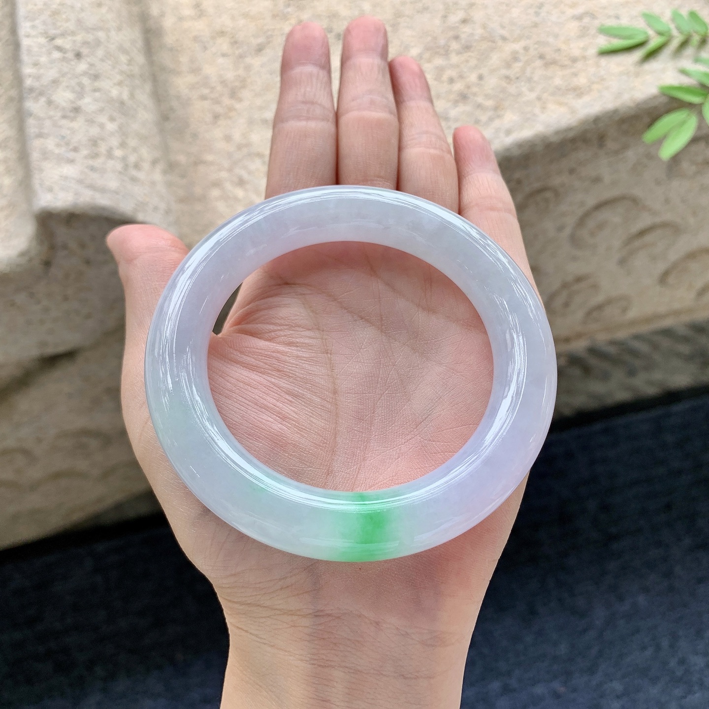 圆条56 57，圈口57.3/11.9/11.8，编码DZ081812，糯冰椿彩，水润，种老，细腻，打灯有絮线