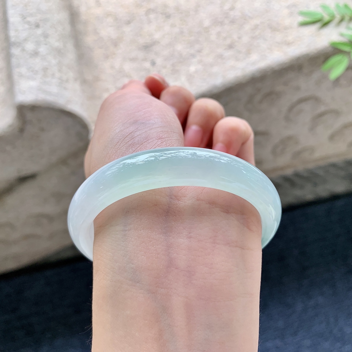 贵妃52 53，圈口54.5/48.4/12/7.3，编码WW081836，描述糯冰飘花，水润，种老，细腻，打灯有棉线