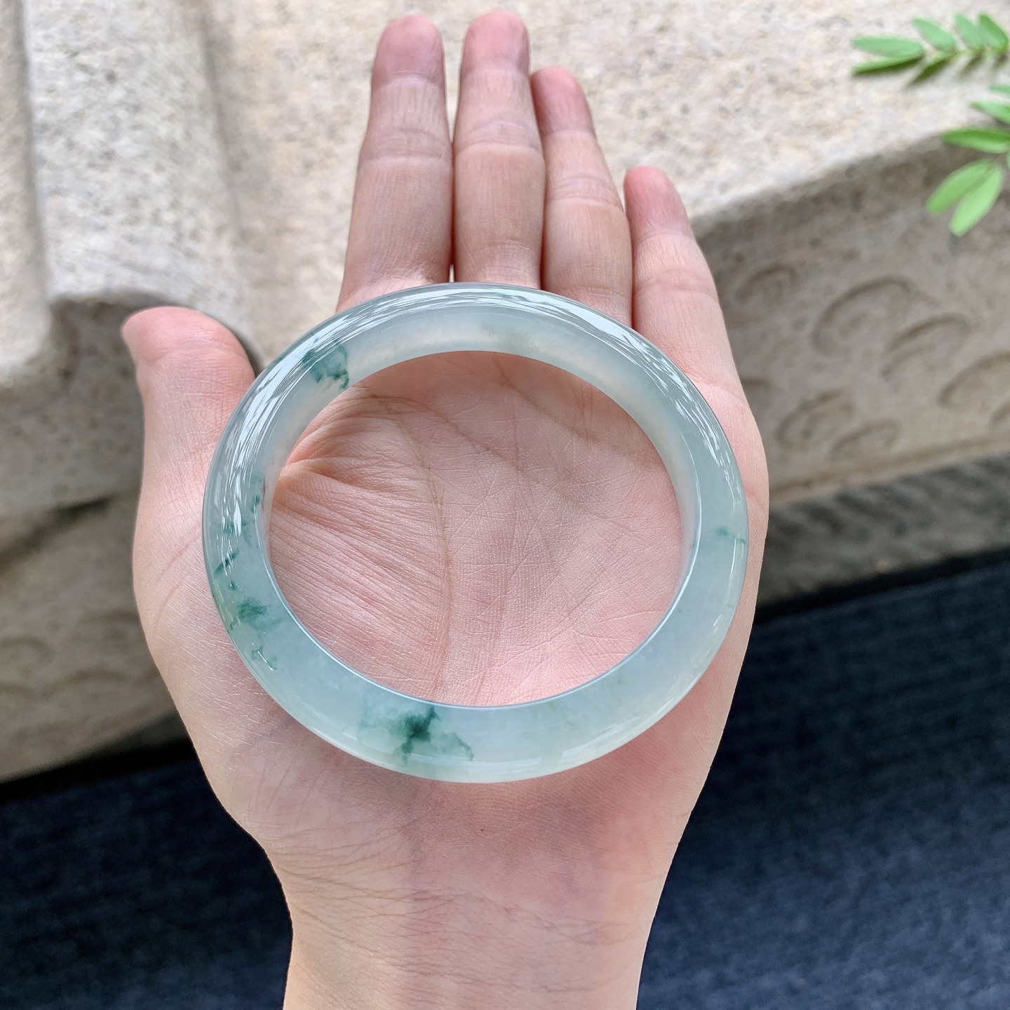 正圈55 56，圈口55.8/10.1/8，编码HJ081821，糯冰飘花，水润，种老，细腻，无裂。