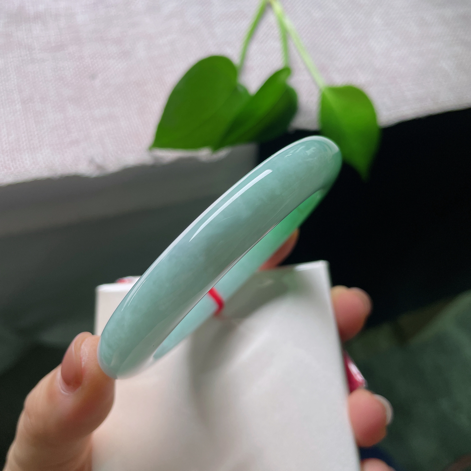 秒杀特惠#56.8/11.1/10.3，飘绿正圈，皮纹，半圈浓郁鲜亮的正阳绿晕染玉身，翠色饱满明媚，冷暖相融，上手显贵气，明媚大方。ss56794a