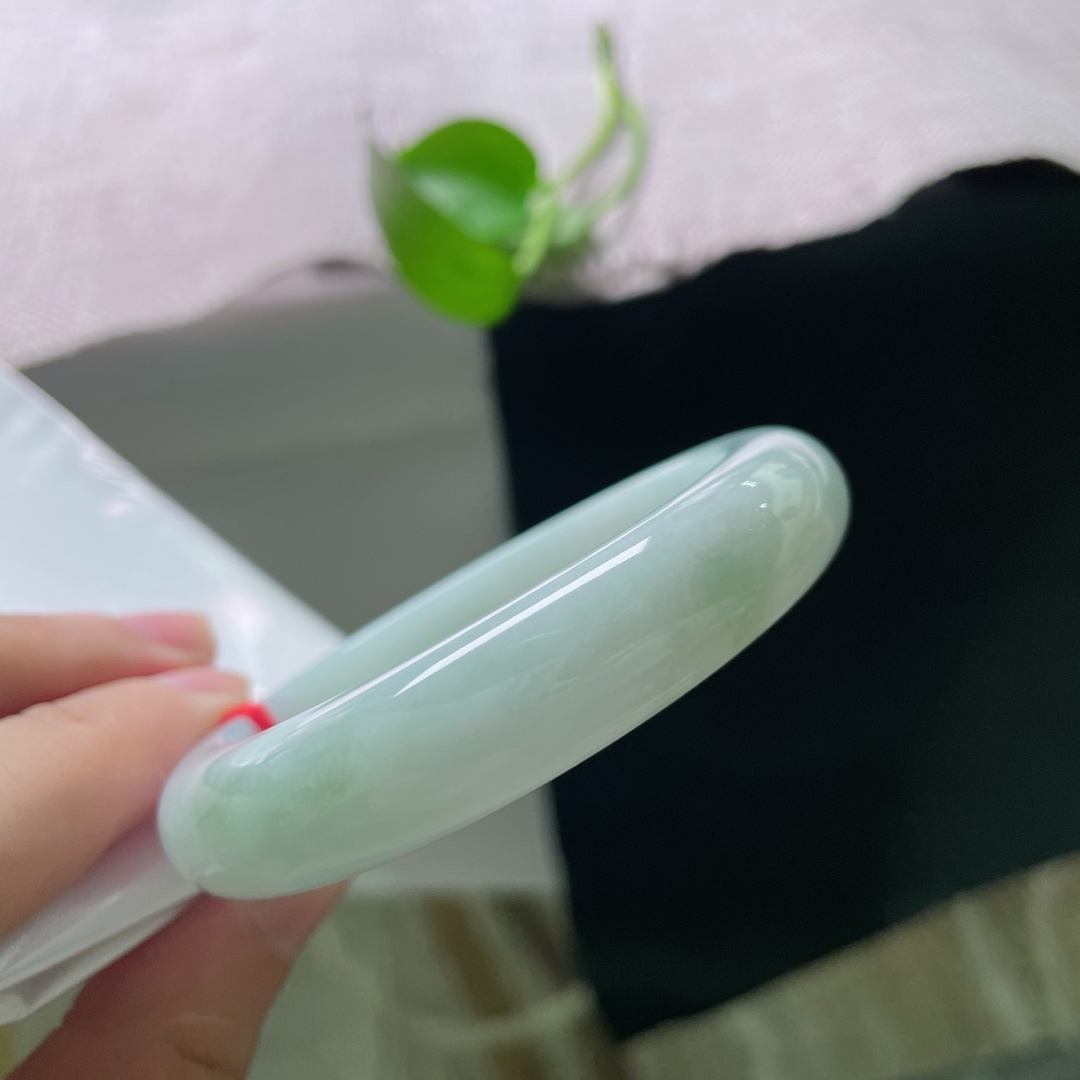 56.7/12.2/8.2，绿底正圈，无裂，玉质细腻通透，浅绿底色清新柔和。ss54961a。