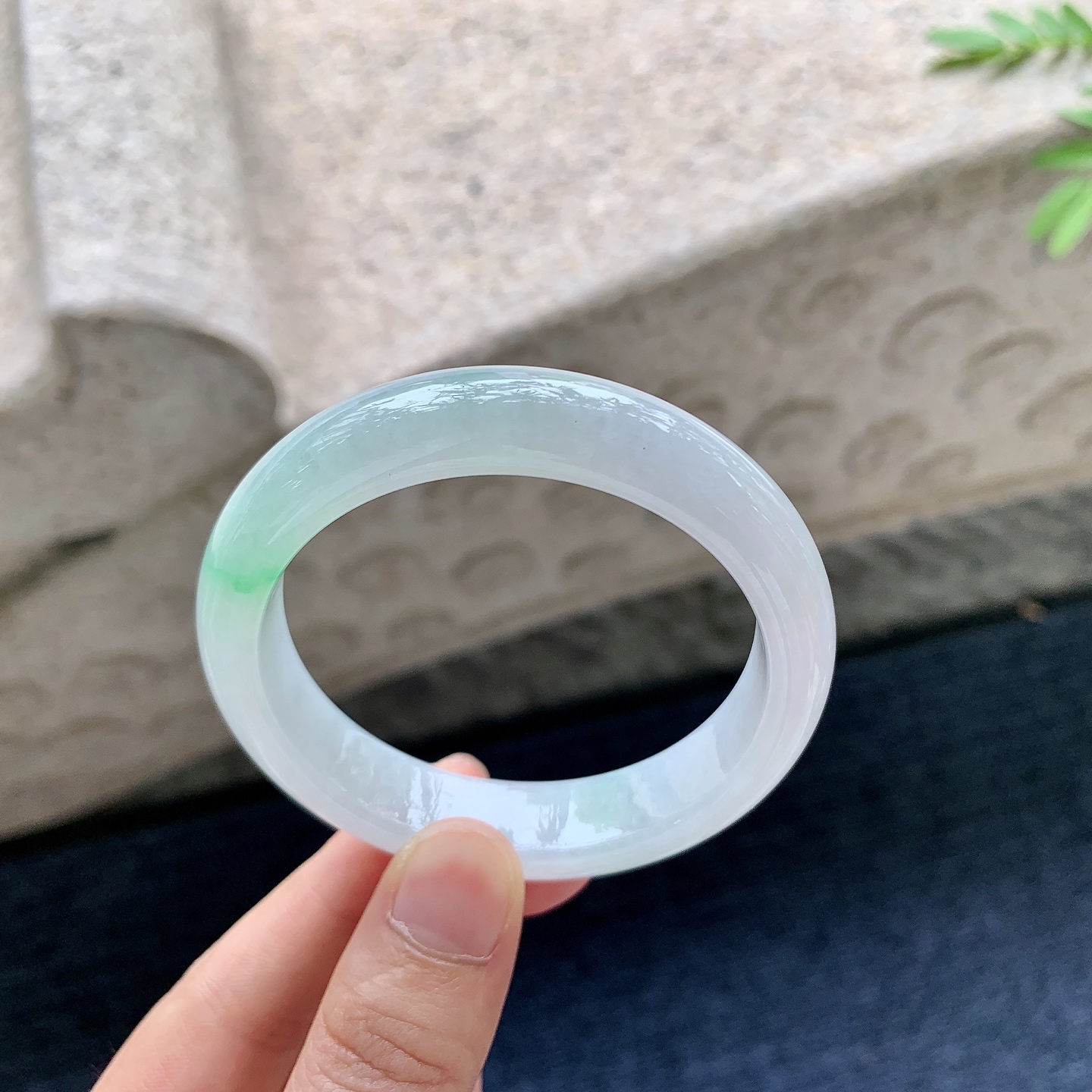 正圈50 51，圈口51.4/12.3/7.5，编码WW081837，糯冰飘绿，水润，种老，细腻，打灯有絮线