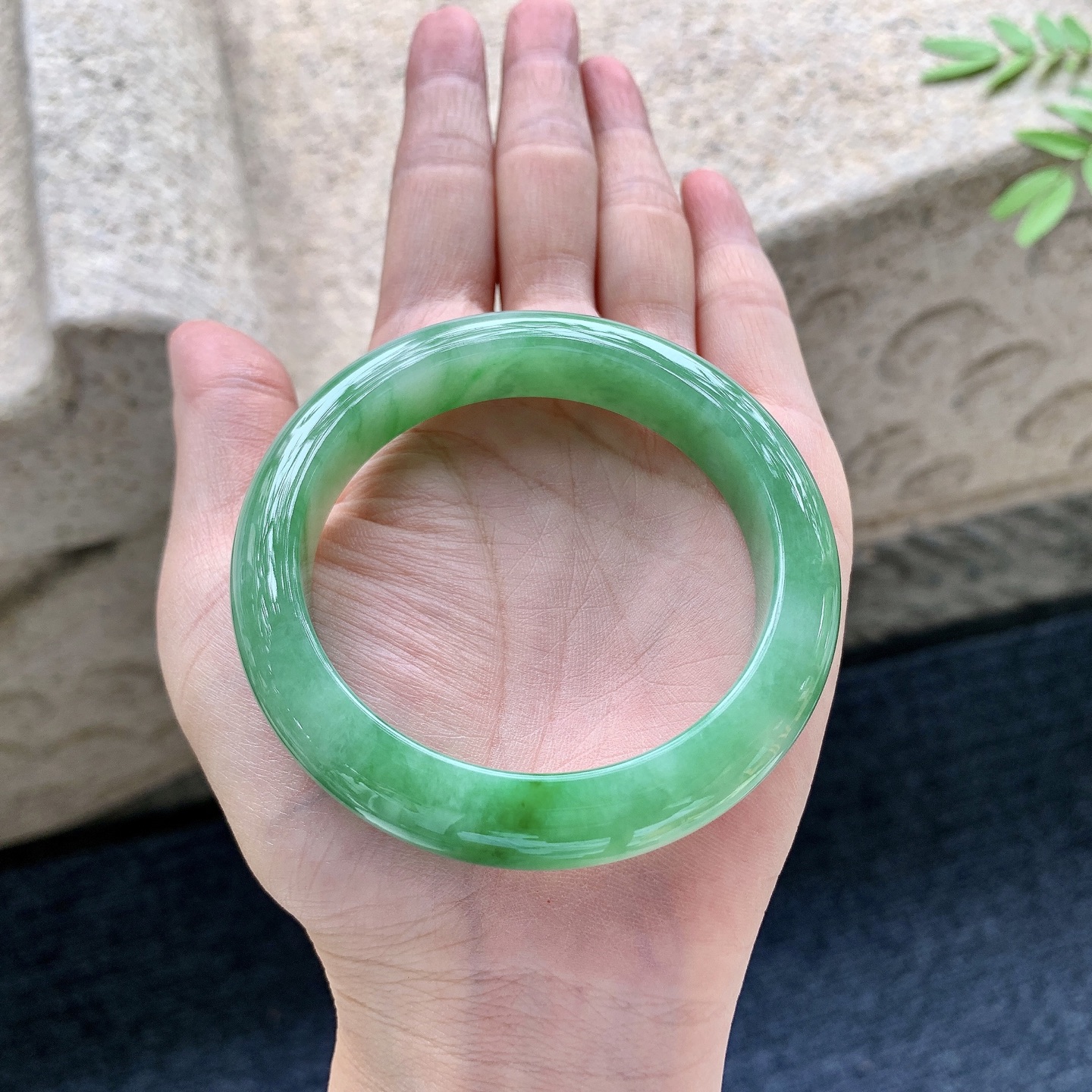正圈54 55，圈口54.4/11.8/8.6，编码WW081824，糯冰飘绿，水润，种老，细腻，无