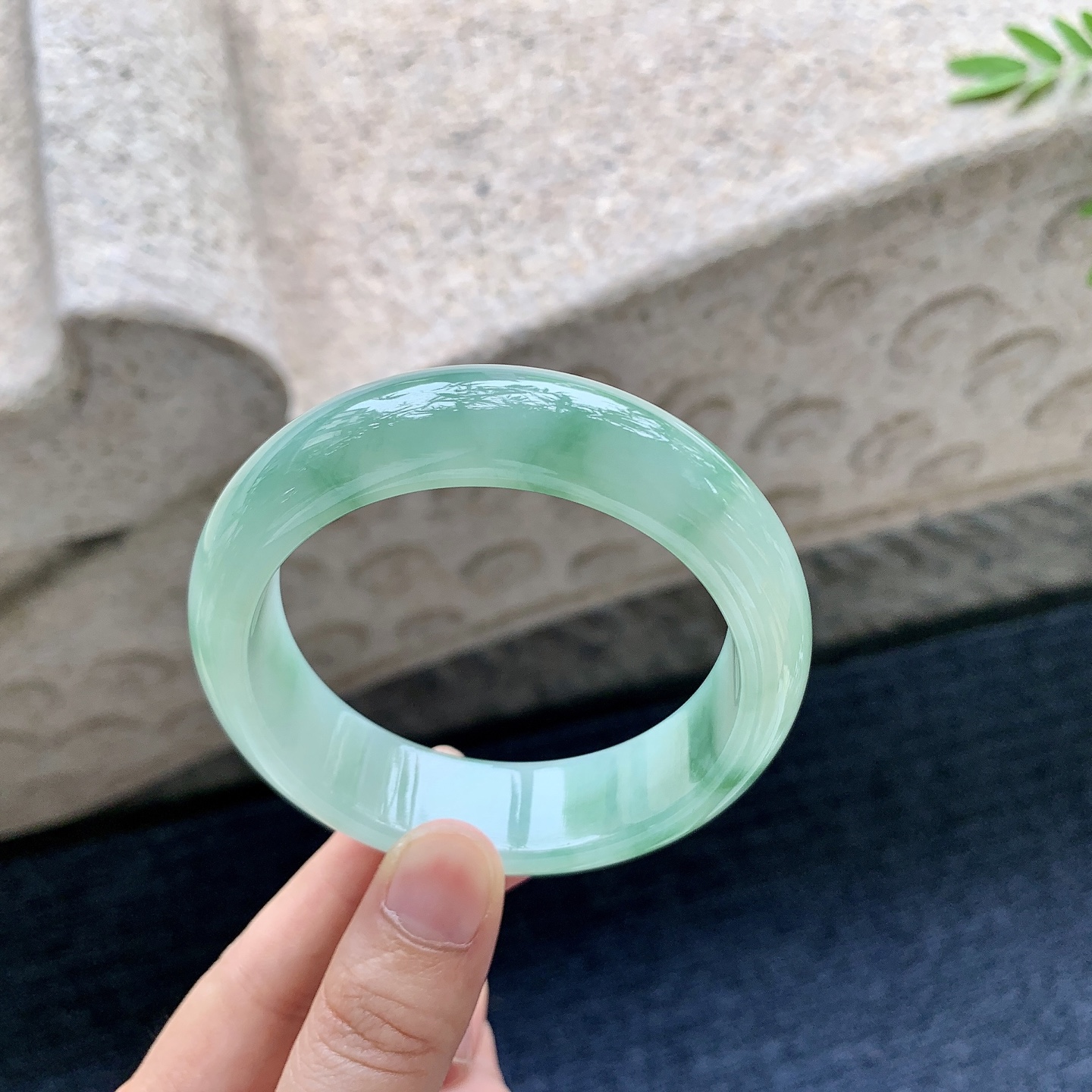正圈55 56，圈口56.5/16.6/8.6，编码WW081823，糯冰飘绿，宽版，水润，种老，细腻，无裂。