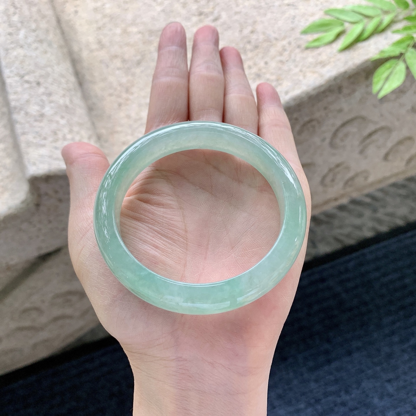正圈56 57，圈口57.7/11.7/8.1，编码FL050689，糯冰绿底，水润，种老，细腻，打