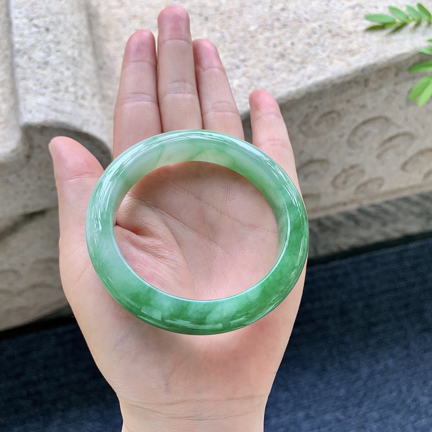 正圈54 55，圈口55.2/11.9/8.8，编码WW081825，糯冰飘绿，水润，种老，细腻，打灯有絮线