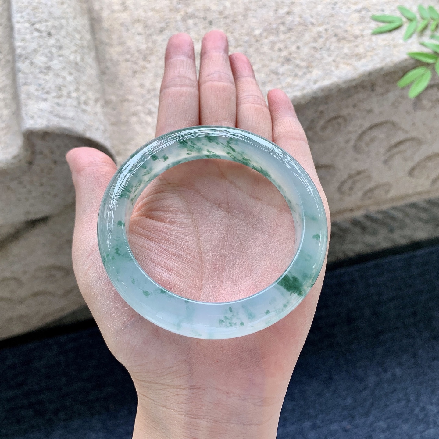 正圈55 56，圈口56.2/12.8/9.5，编码W6081725，冰飘花，清透，水润，种老，细腻，无裂。