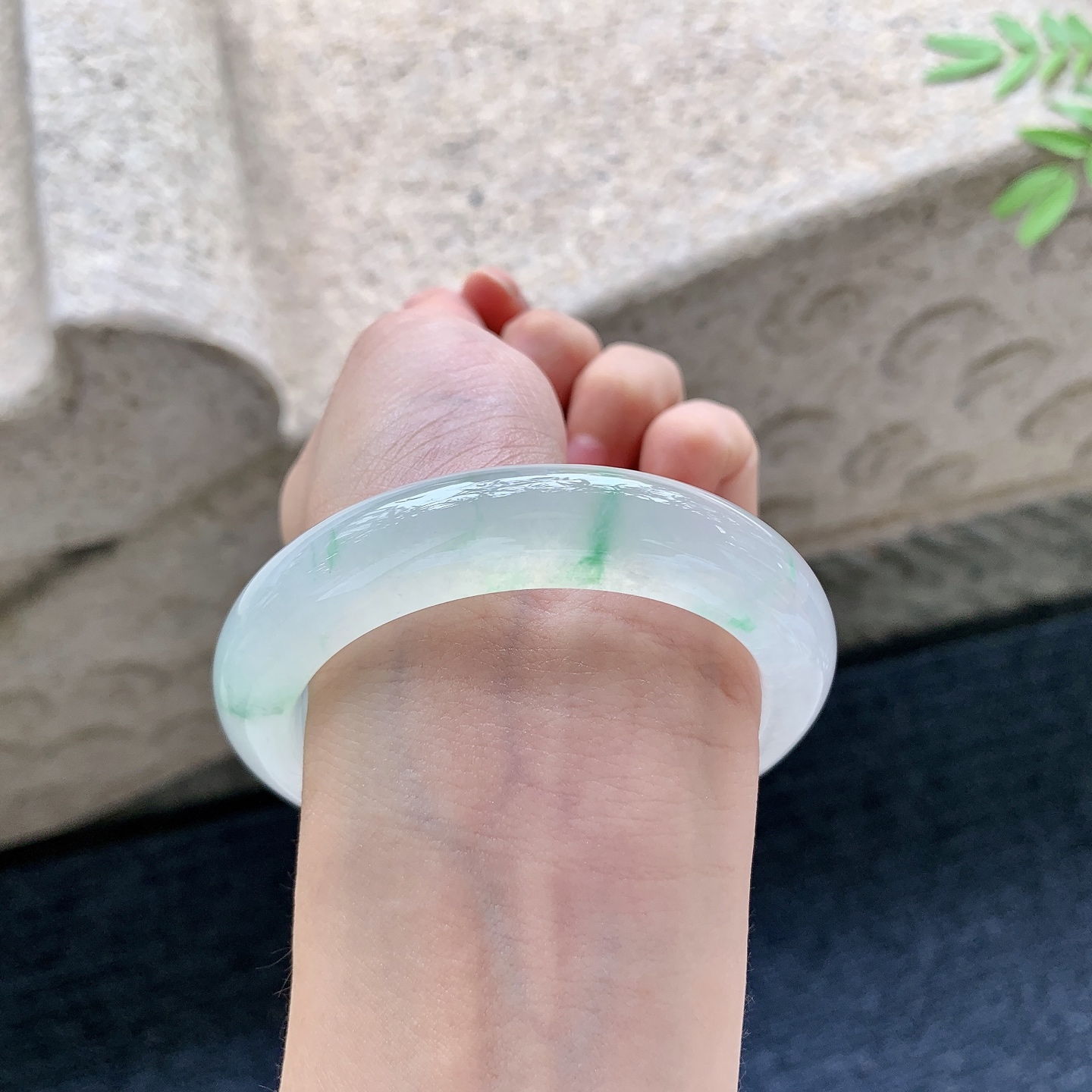 正圈54 55，圈口55.3/12.6/9.8，编码NK081702，描述冰飘绿，清透，水润，种老，细腻，打灯有絮线
