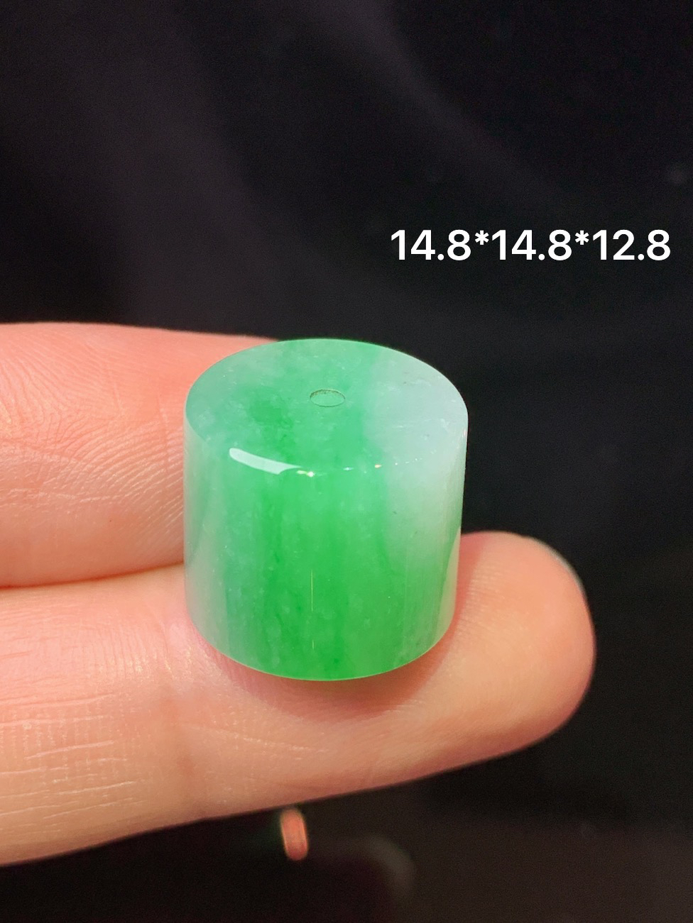 飘绿路路通吊坠 玉质细腻 色泽艳丽清新 水润亮眼 整体尺寸14.8*12.8 i2