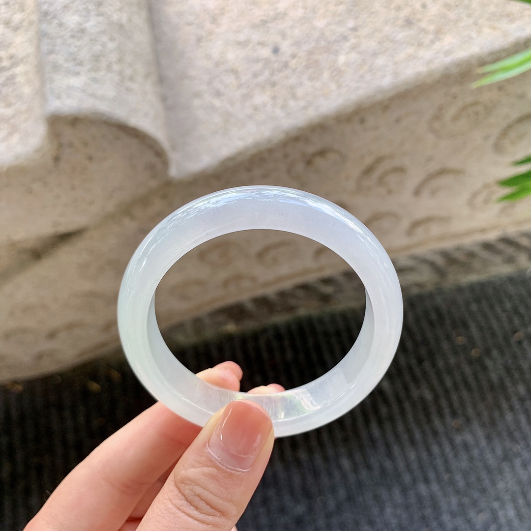 正圈49 50，圈口50.7/12.2/7.3，编码FL081594，糯冰底色，水润，种老，细腻，有纹线