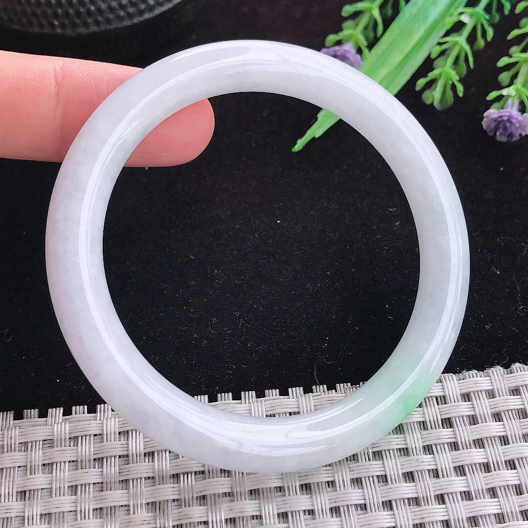 实拍A货翡翠54/8.2/8.5老坑秀气飘绿圆条手镯天然玉镯平安镯女款