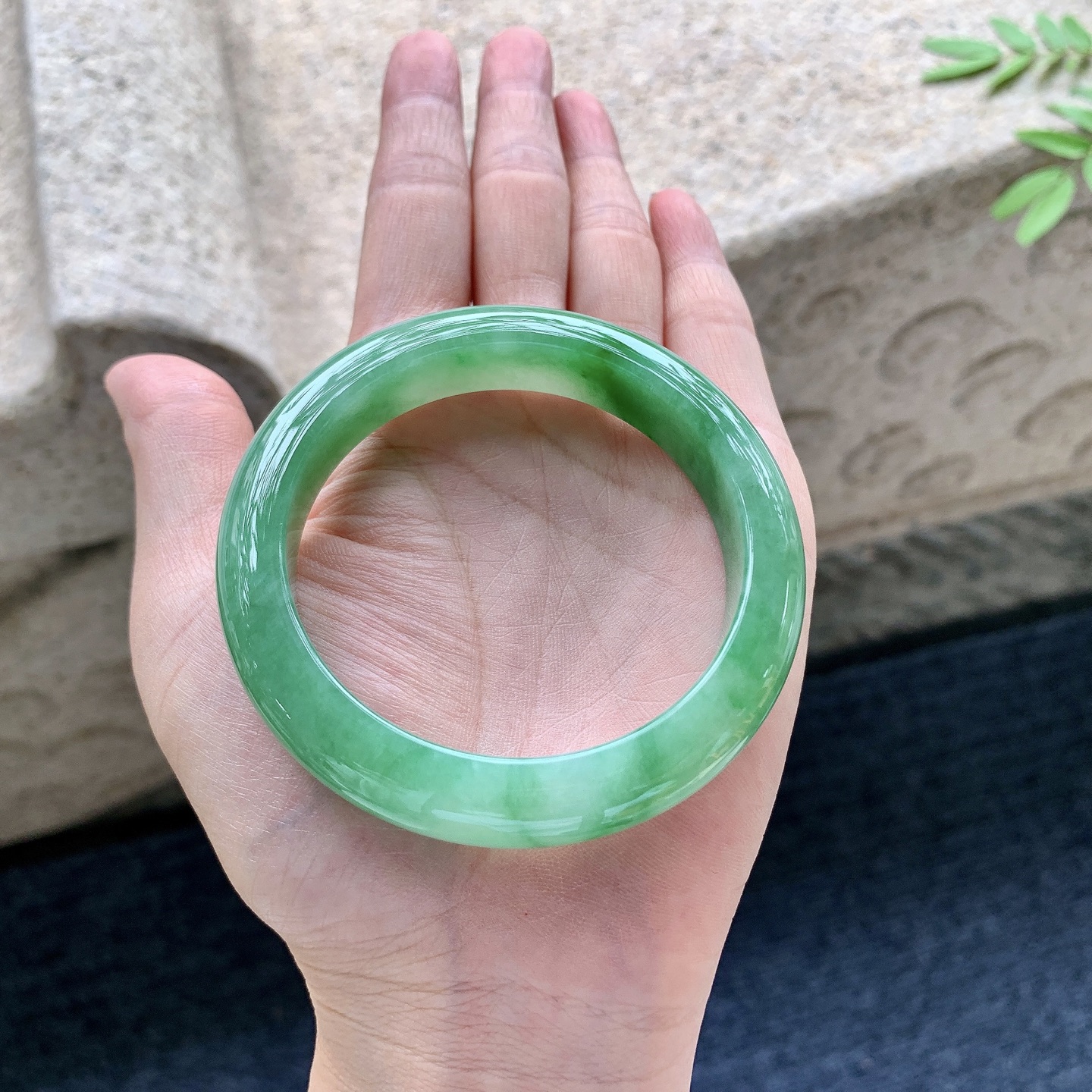 正圈54 55，圈口54.4/11.8/8.6，编码WW081824，糯冰飘绿，水润，种老，细腻，无裂。