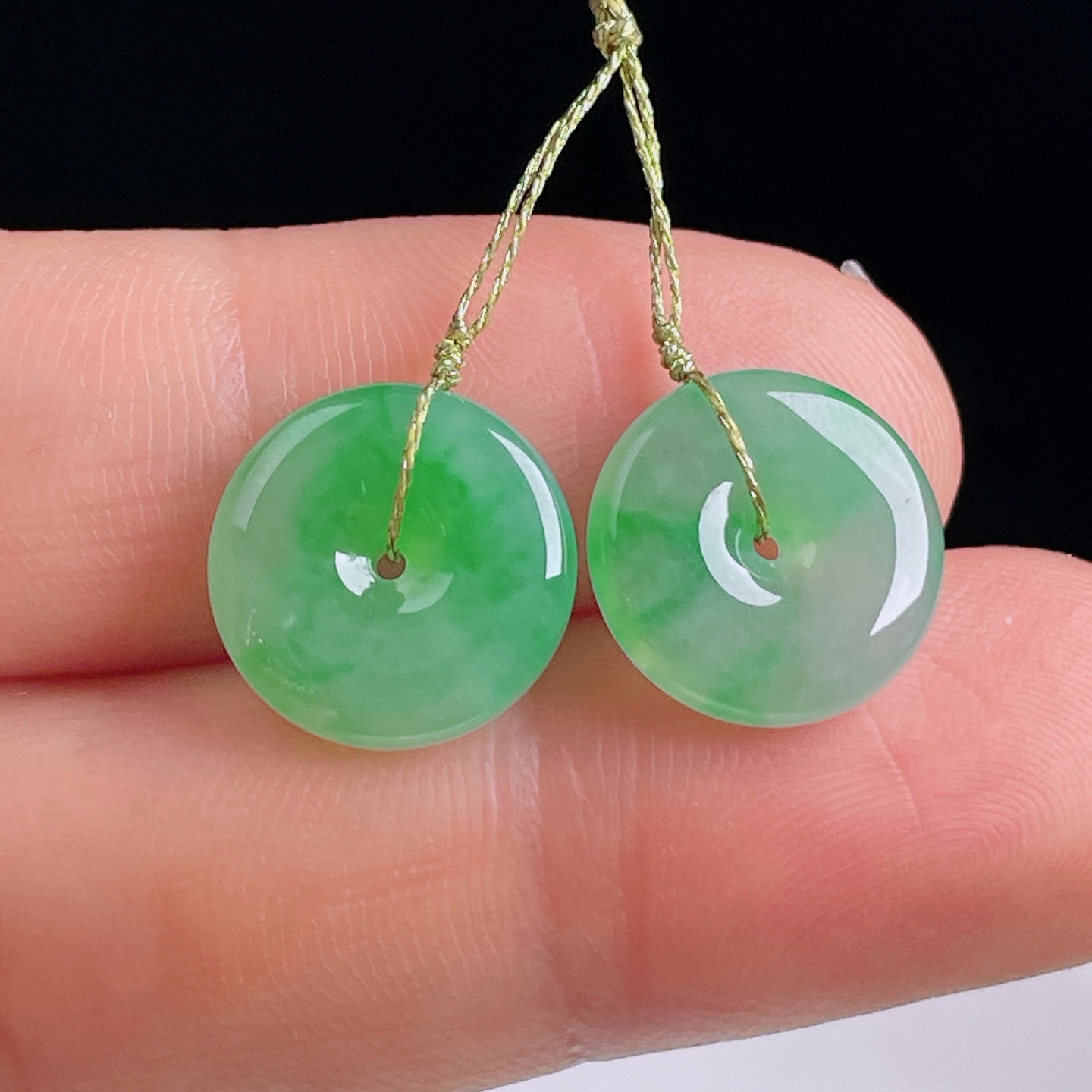 ️阳绿耳坠，老种起光，细底通透，尺寸：12.8/3.7mm0817