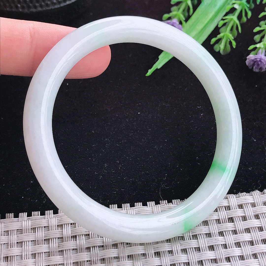 实拍A货翡翠54.5/7.7/8.2老坑冰润飘绿圆条手镯天然玉镯叮当镯女款