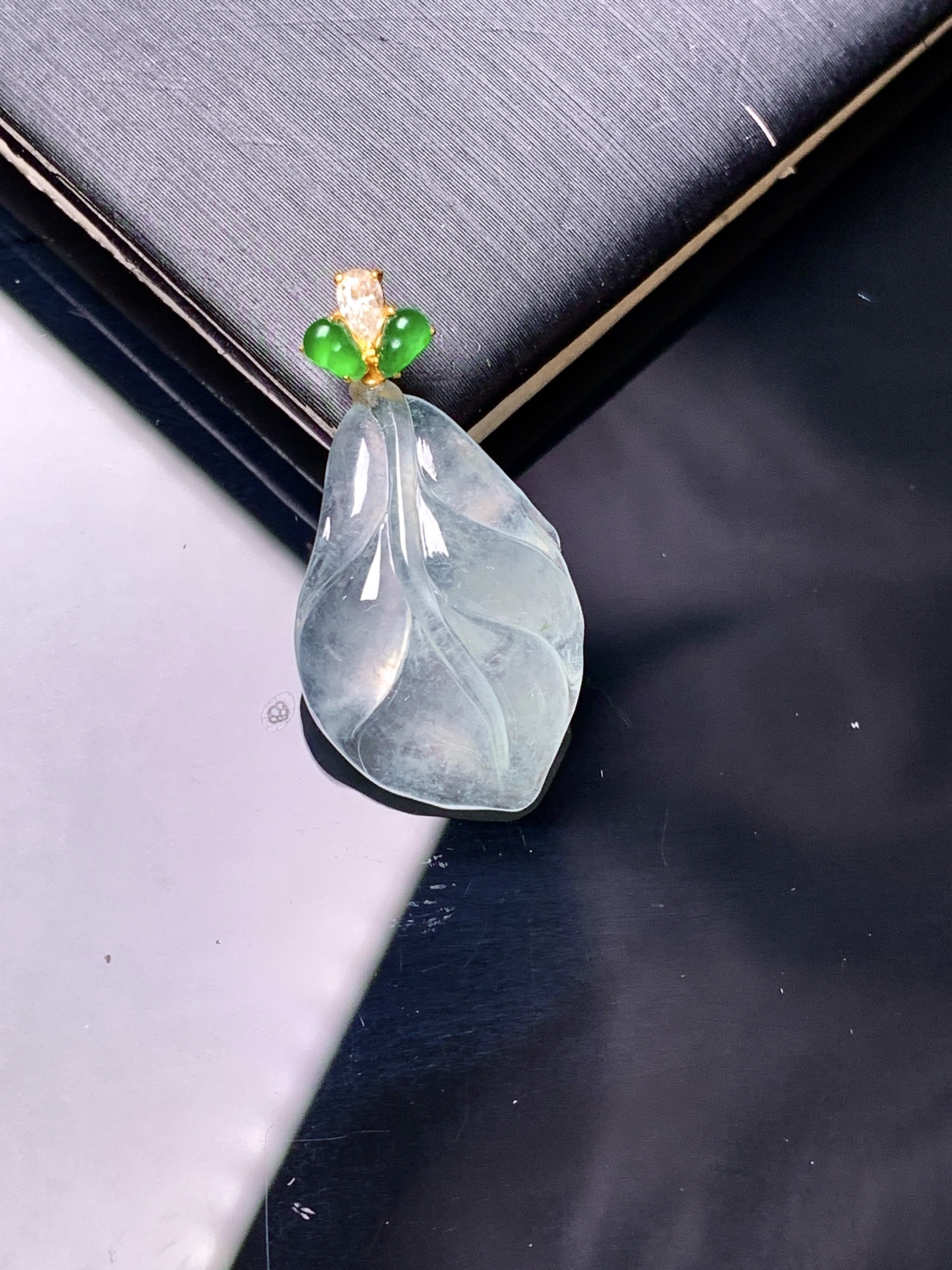 18k金钻镶嵌冰种树叶吊坠 玉质细腻 色泽艳丽清新  水润亮眼 整体尺寸25.5*13.2*5.2 z1