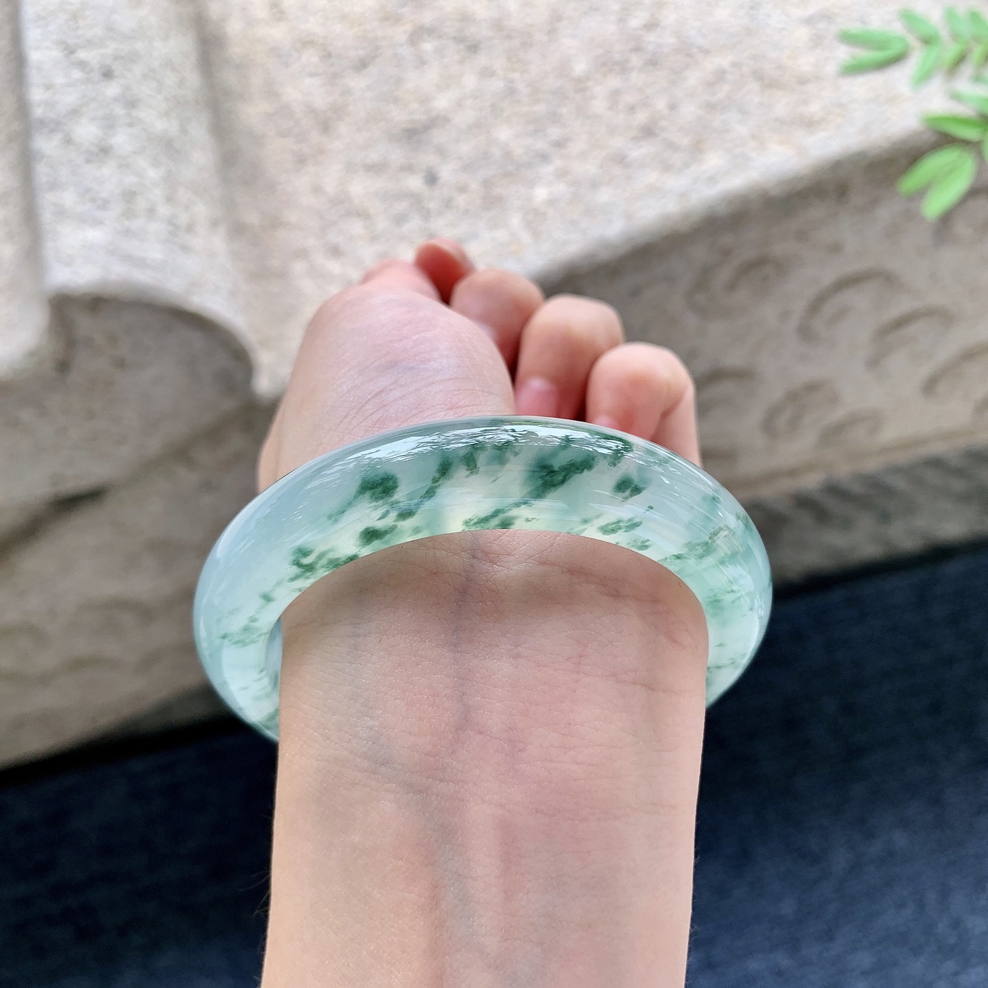 正圈55 56，圈口56.2/12.8/9.5，编码W6081725，冰飘花，清透，水润，种老，细腻，无裂。