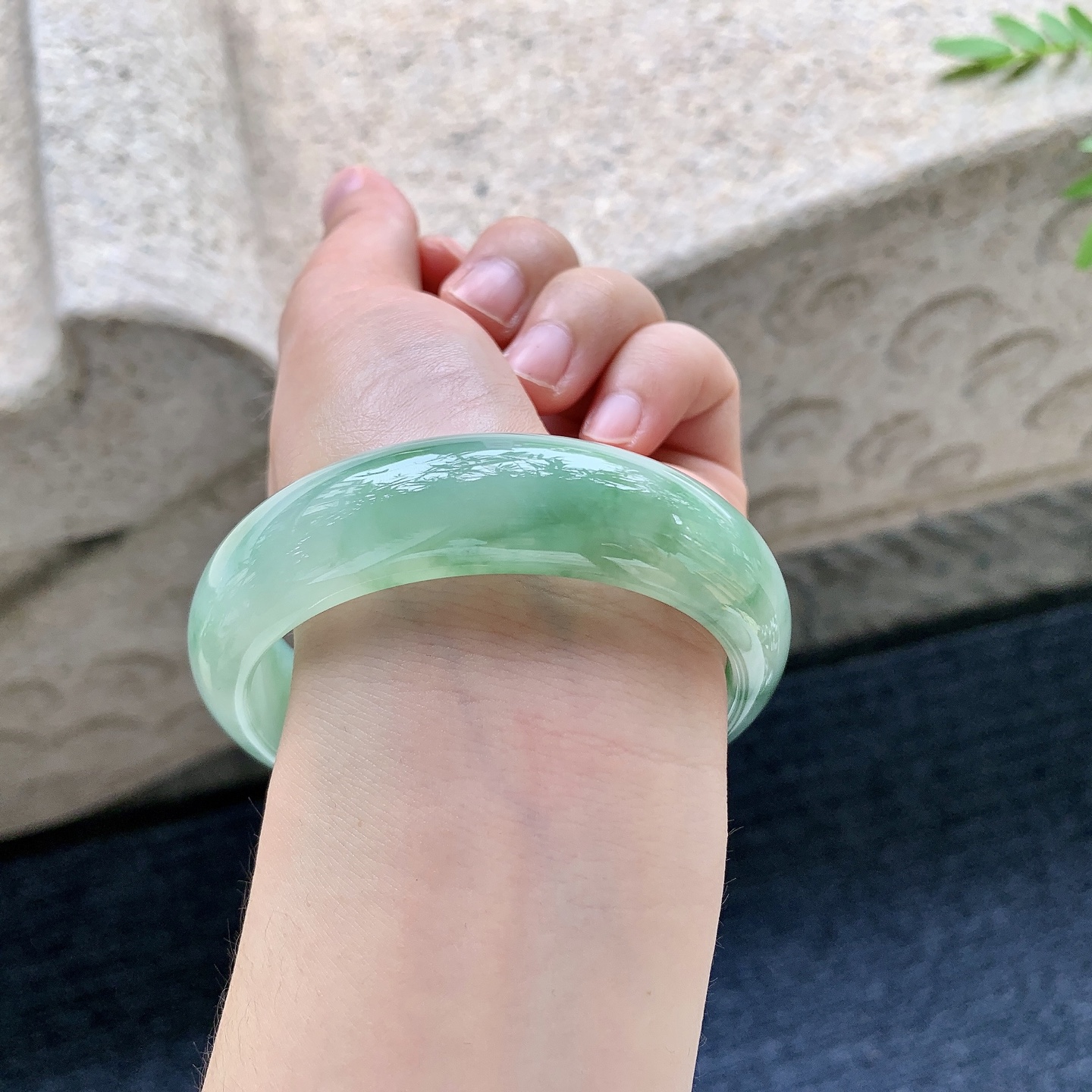 正圈58 59，圈口58.5/16.7/8，编码WW081822，糯冰飘绿，宽版，水润，种老，细腻，打灯有絮线