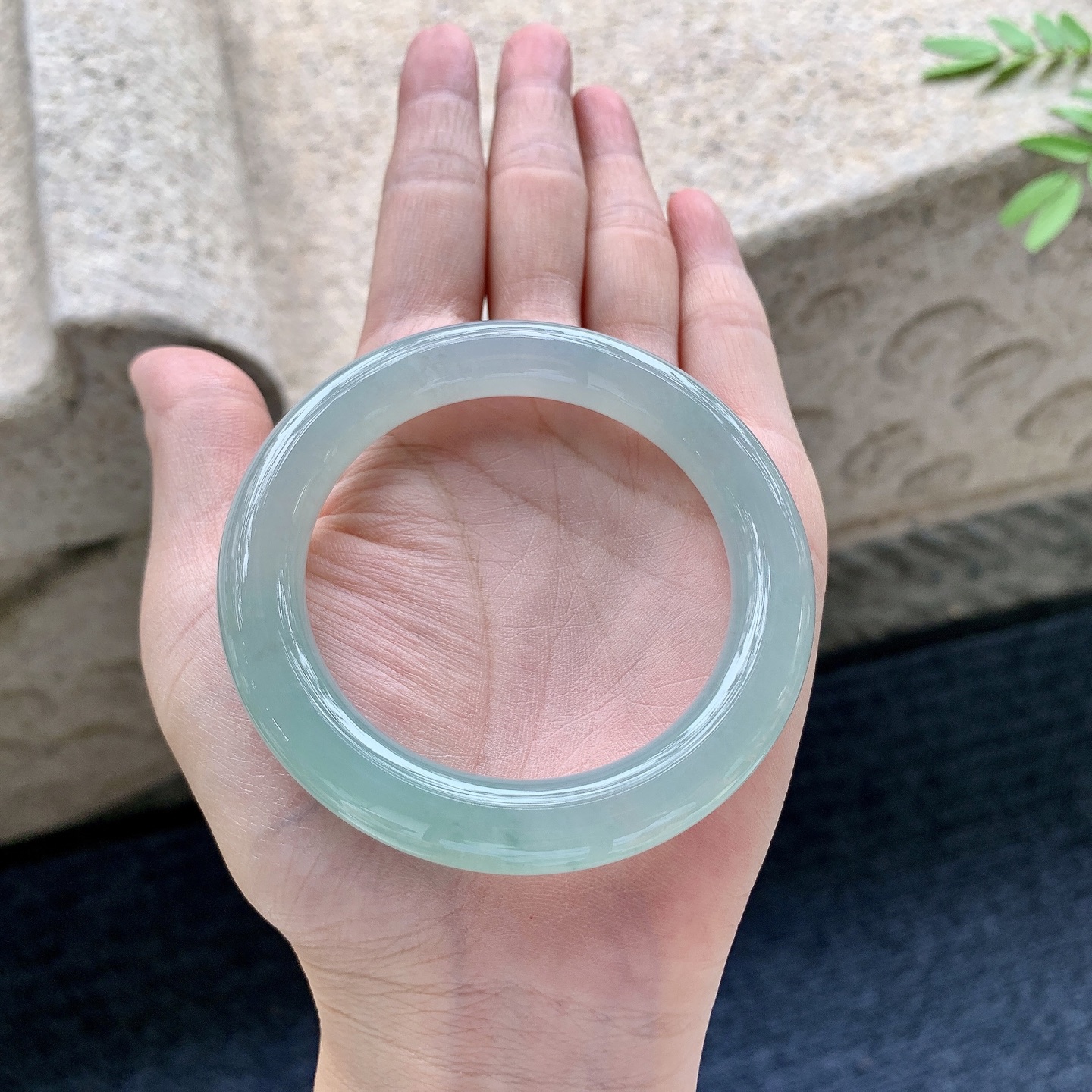 圆条51 52，圈口52.3/9.6/10，编码HJ081816，冰晴绿，清透，水润，种老，细腻，无裂。