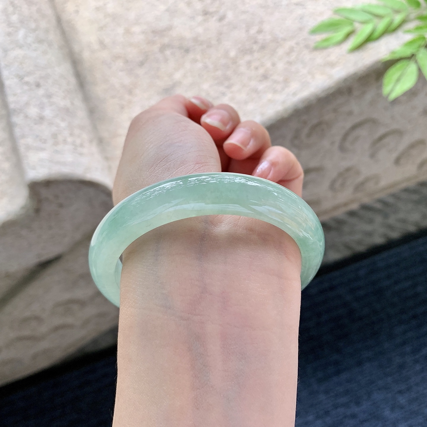 正圈56 57，圈口57.7/11.7/8.1，编码FL050689，糯冰绿底，水润，种老，细腻，打灯有絮线